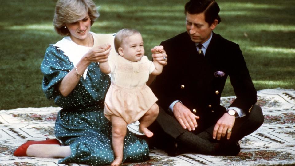 Prinz William: So schmerzhaft war der tragische Tod seiner Mutter Diana Prinzessin Diana und Prinz Charles mit Baby William, aufgenommen 1983. Damals war Prinz William ein Jahr alt.