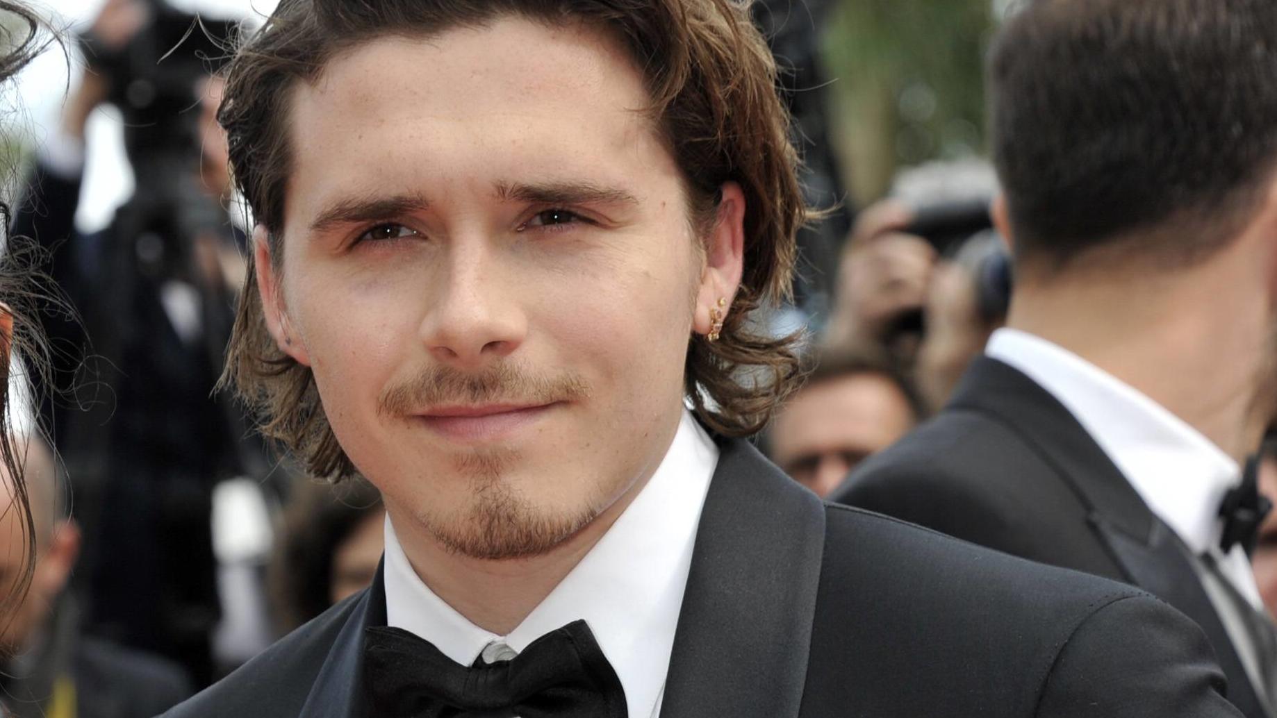 Halbnackt! Brooklyn Beckham zeigt uns seinen sexy Rücken Brooklyn Beckham (20) bei den Filmfestspielen in Cannes.