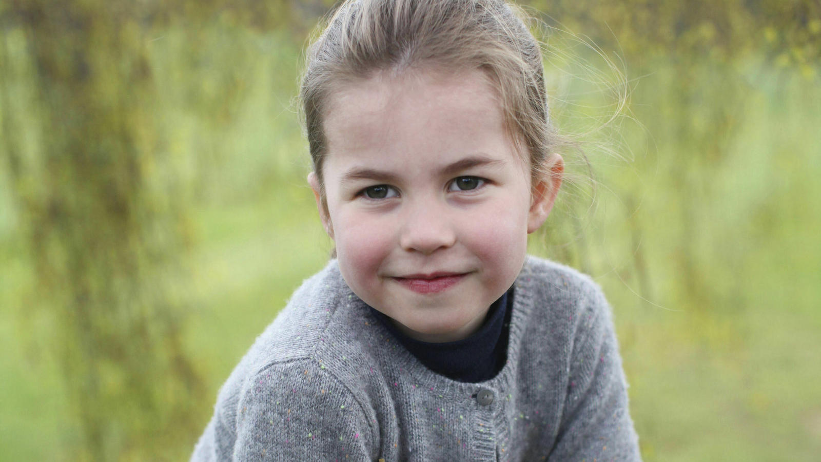 6. Geburtstag! Prinzessin Charlotte wirkt auf neuem Foto schon richtig erwachsen Prinzessin Charlotte wird 6 Jahre alt.