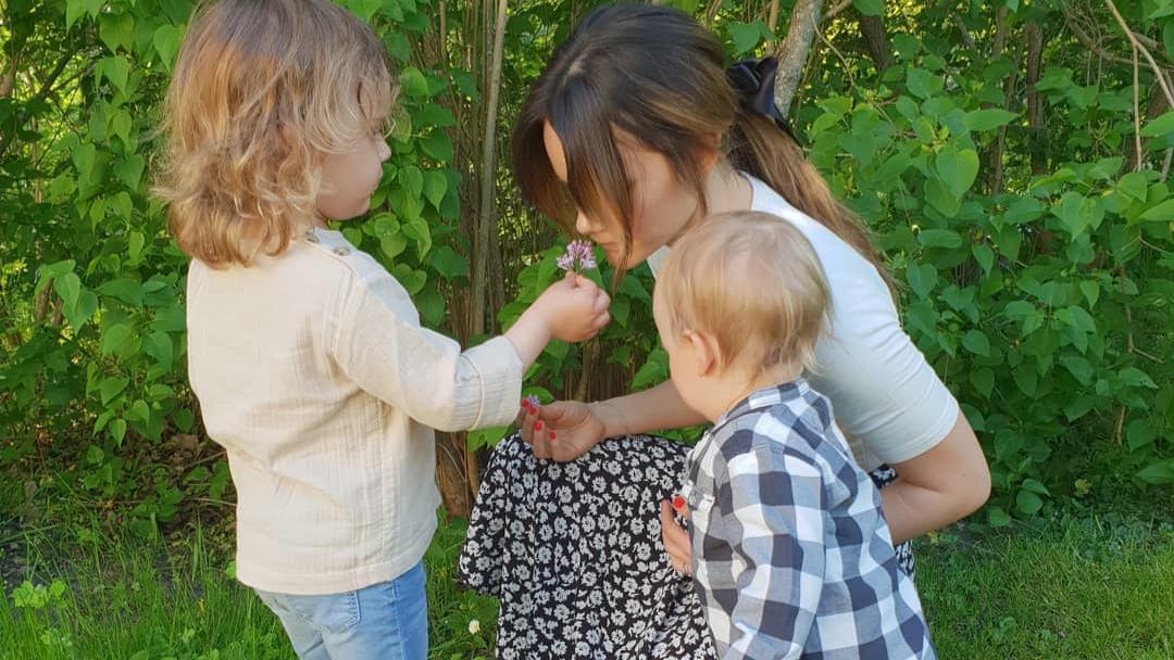 Prinzessin Sofia von Schweden: Blümchen zum Muttertag Prinzessin Sofia von Schweden mit ihren Söhnen
