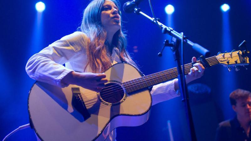 Jade Bird liebt Power-Outfits Jade Bird liebt Power-Outfits