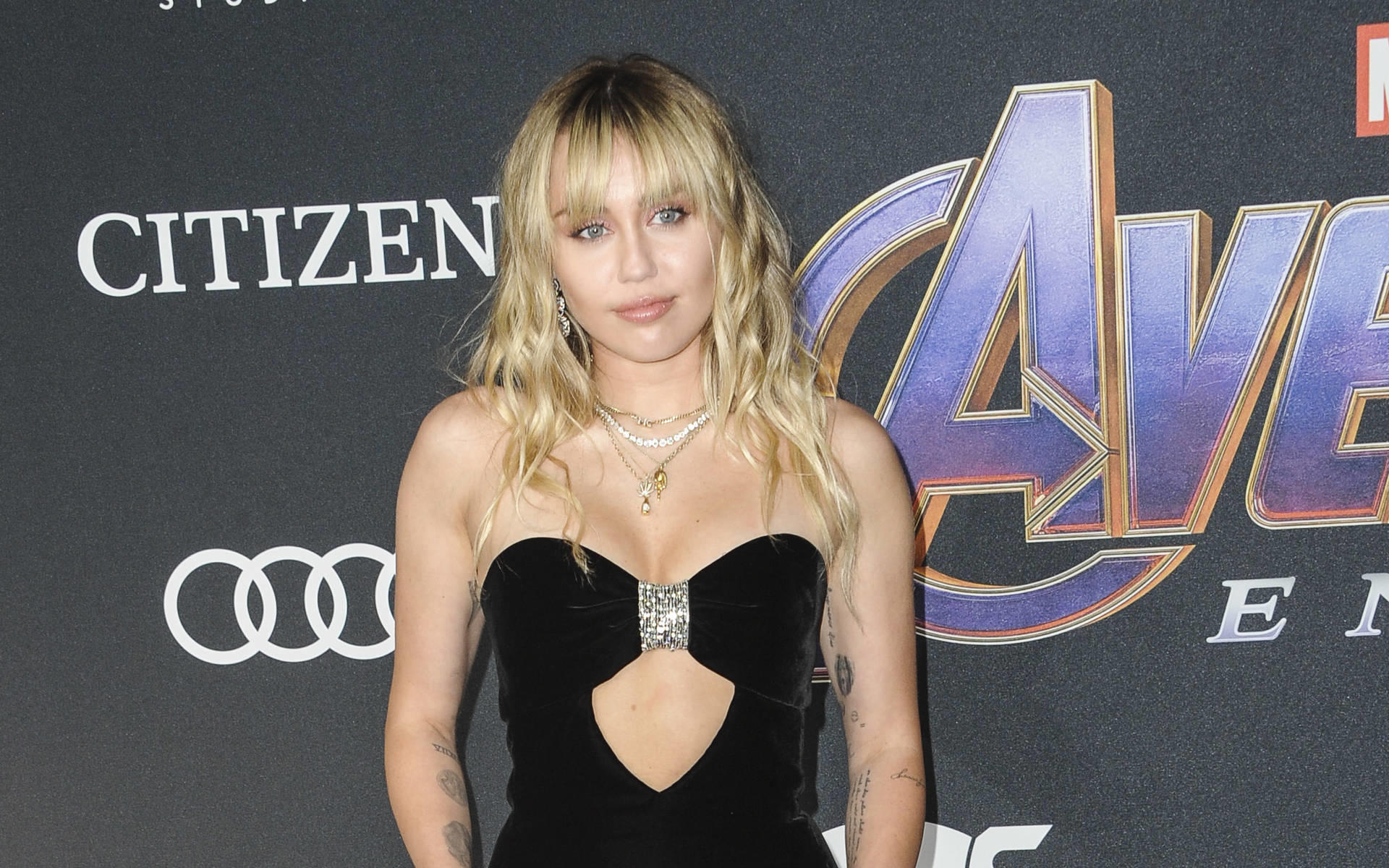 Miley Cyrus lässt sich am Flughafen gerne abtasten Miley Cyrus: "Einmal abtasten, bitte!"