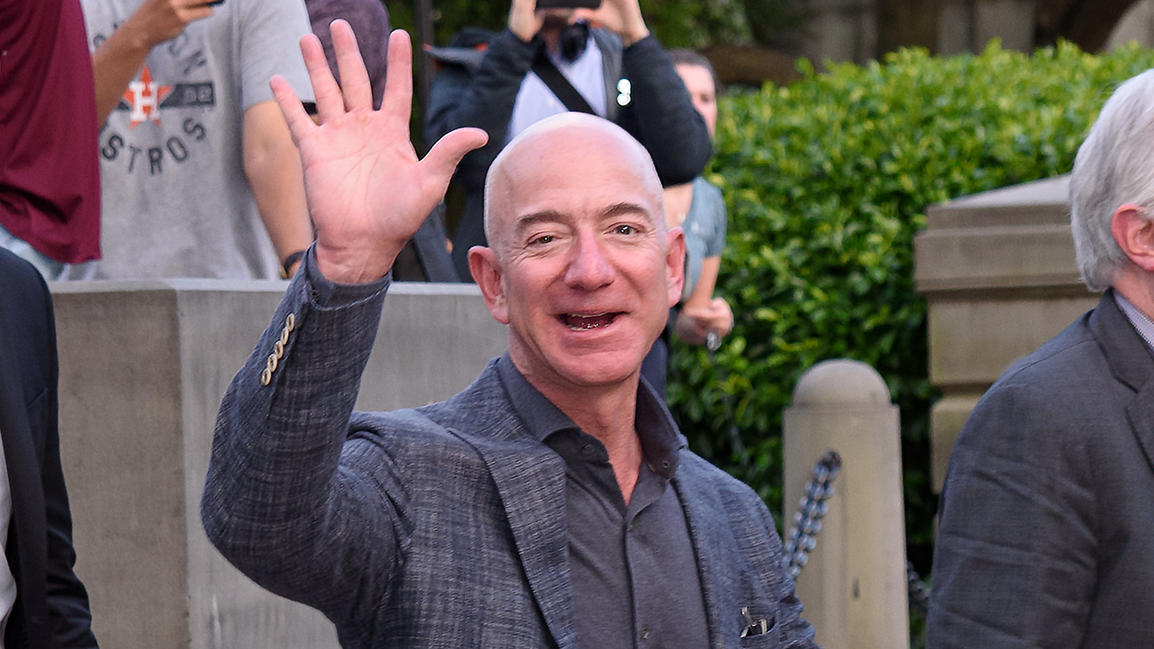 'Amazon'-Gründer Jeff Bezos löst Bill Gates als reichsten Mensch der Welt ab Statue of Liberty Museum Opening CelebrationBattery Park, NYPictured: Jeff BezosRef: SPL5090147 150519 NON-EXCLUSIVEPicture by: Janet Mayer / SplashNews.comSplash News and PicturesLos Angeles: 310-821-2666New York: 212-619-2666London: 0207 644 7656Mi
