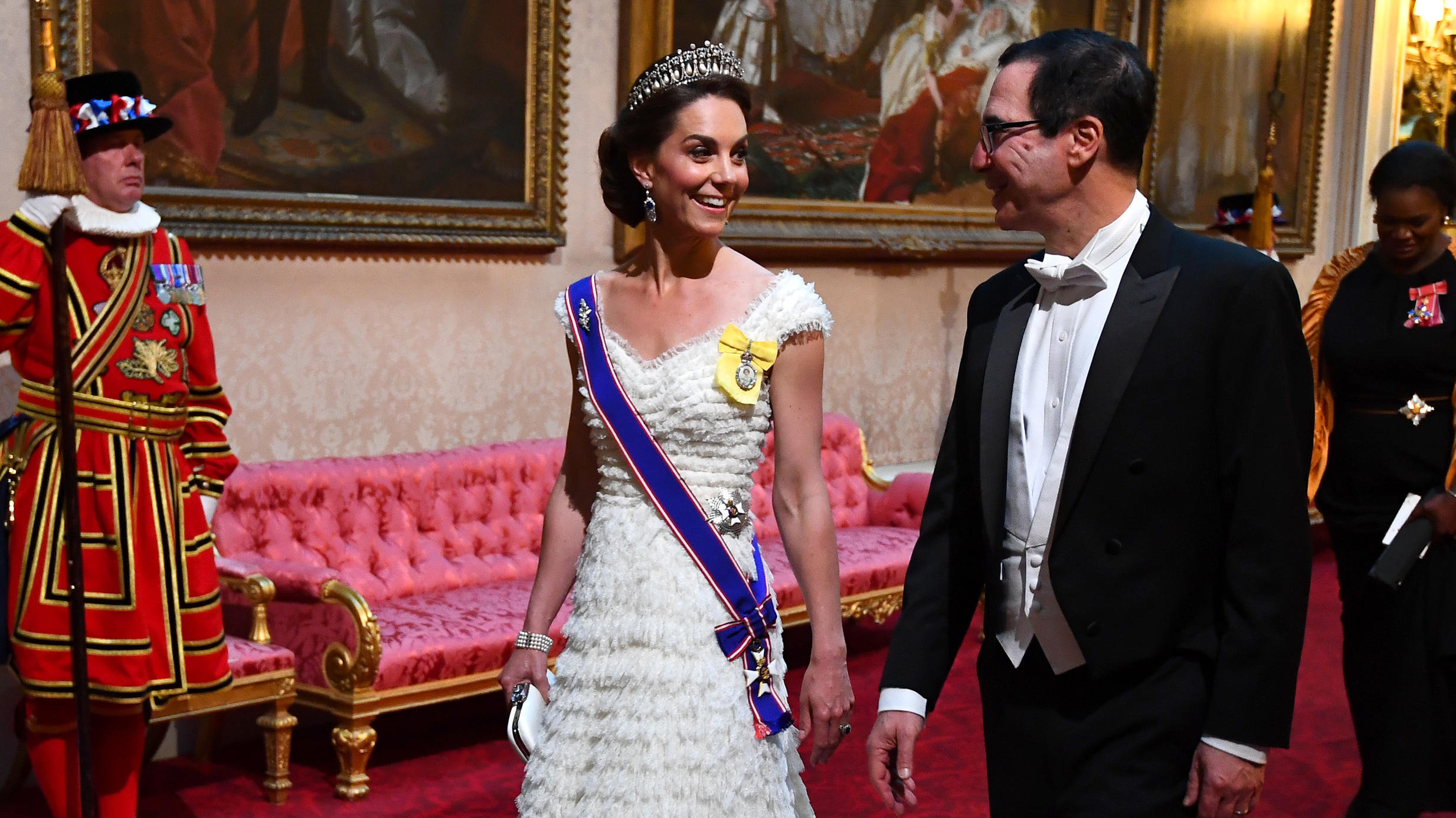 Herzogin Kate ist jetzt eine „Dame Grand Cross“ Herzogin Kate und Steven Mnuchin beimStaatsbankett im Buckingham Palace in London.