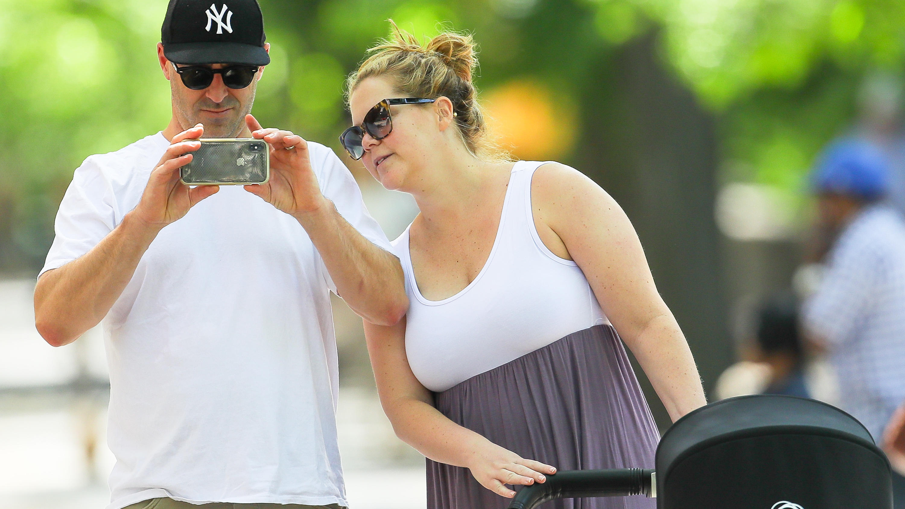 Amy Schumer hat nach fast einem Jahr den Namen von Söhnchen Gene geändert Amy Schumer and Chris Fischer were spotted showing some PDA while pushing the New Born in a stroller at a park in New York City, the new parents were spotted having fun while taking pics of the photographersPictured: Amy Schumer and Chris FischerRef: