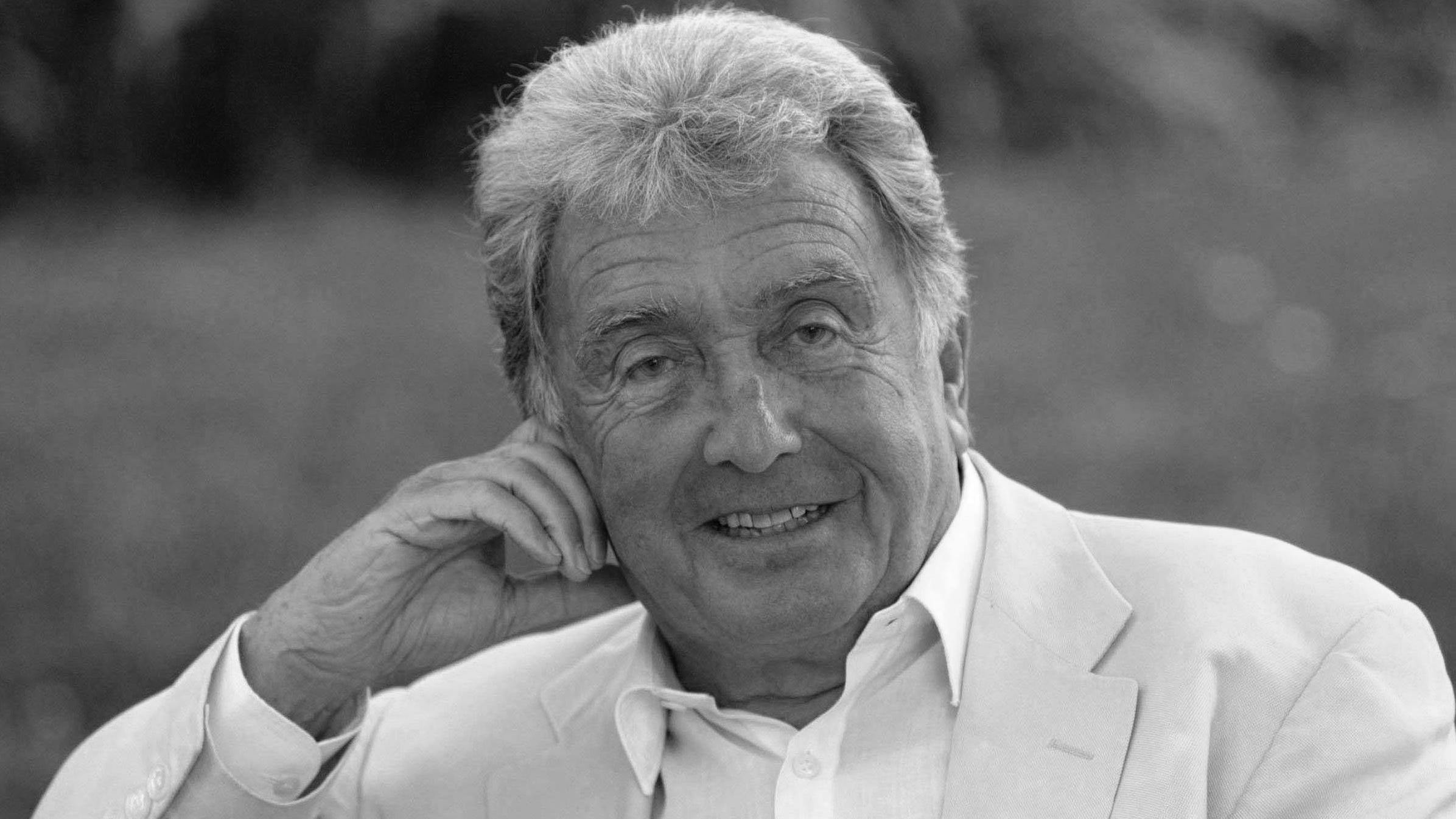 Rolf von Sydow: Regisseur verstirbt 48 Stunden vor seinem 95. Geburtstag ARCHIV - 16.05.2004, Baden-Württemberg, Baden-Baden: Regisseur Rolf von Sydow lächelt. Von Sydow hat deutsche Fernsehgeschichte geschrieben. Er feiert am 18.06.2019 seinen 95. Geburtstag. (zu dpa "Von Durbridge bis Pilcher - Regisseur Rolf von Sydow