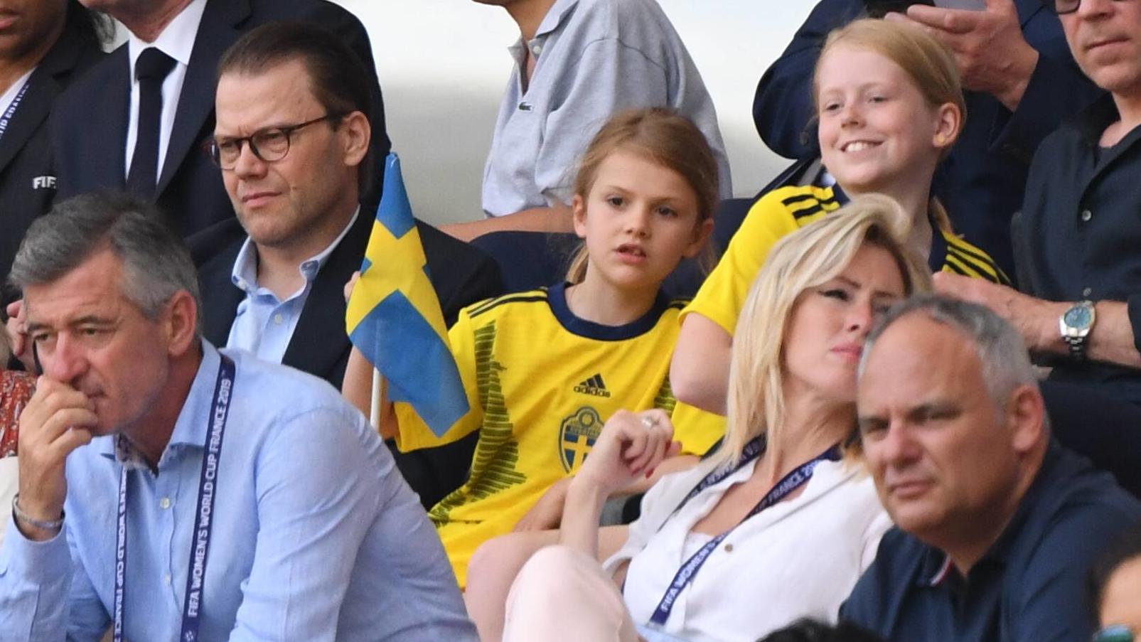 Frauen-WM: Prinzessin Estelle und Papa Daniel sind im Fußballfieber Prinzessin Estelle, Papa Prinz Daniel