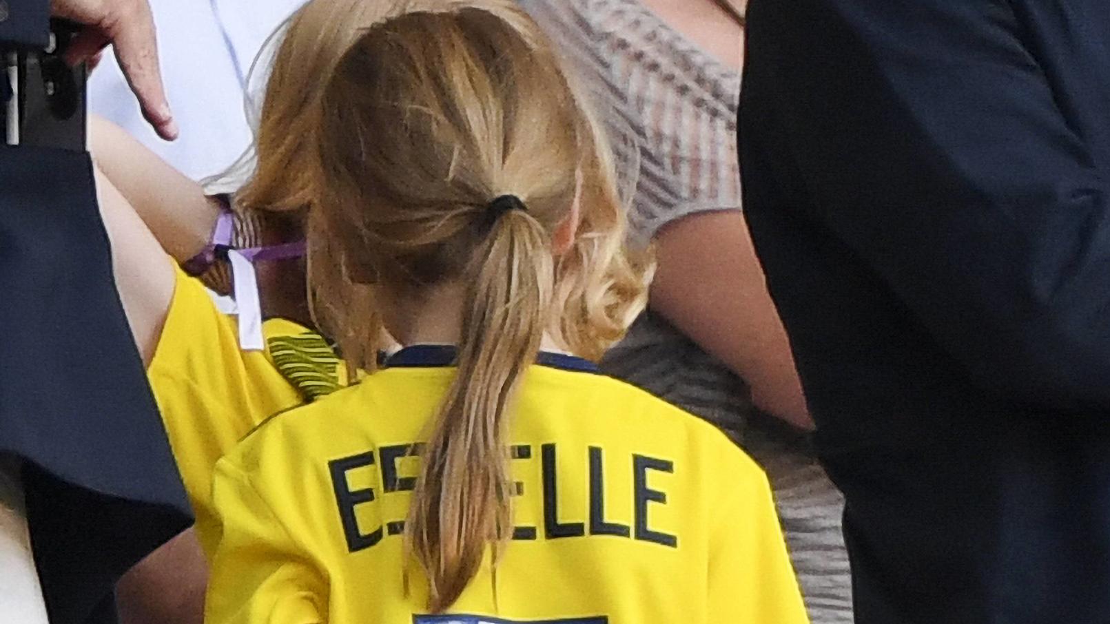 Frauen-WM: Prinzessin Estelle und Papa Daniel sind im Fußballfieber Prinzessin Estelle