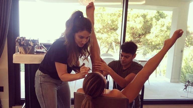 Chrissy Teigen: Beine breit für den perfekten Pinselstrich Chrissy Teigen beim Make-up