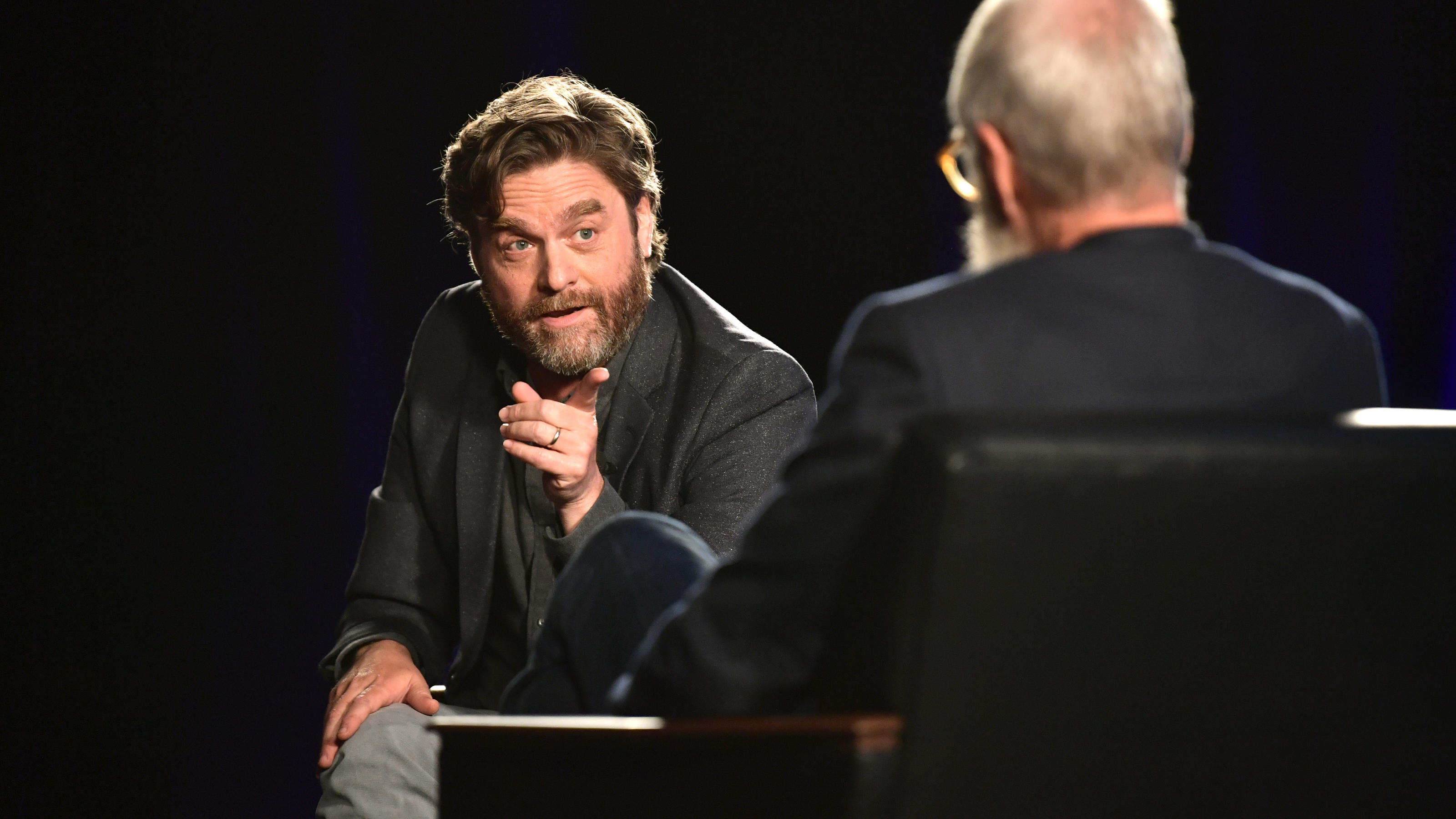 Zach Galifianakis: „Hangover“-Star klaute Justin Biebers Boxershorts Zach Galifianakis in der Netflix-Talkshow "My next guest needs no introduction" von David Letterman.