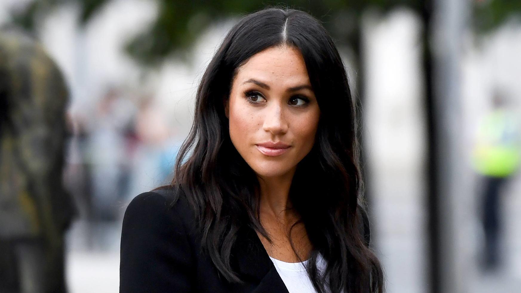 Ist Meghan Markle doch bei der neuen Staffel von "Suits" dabei? Royal visit to Dublin - Day Two The Duchess of Sussex arrives to view the Famine Memorial during a visit to Dublin, Ireland. Photo credit should read: Doug Peters/EMPICS PUBLICATIONxINxGERxSUIxAUTxONLY Copyright: xDougxPetersx 37500969