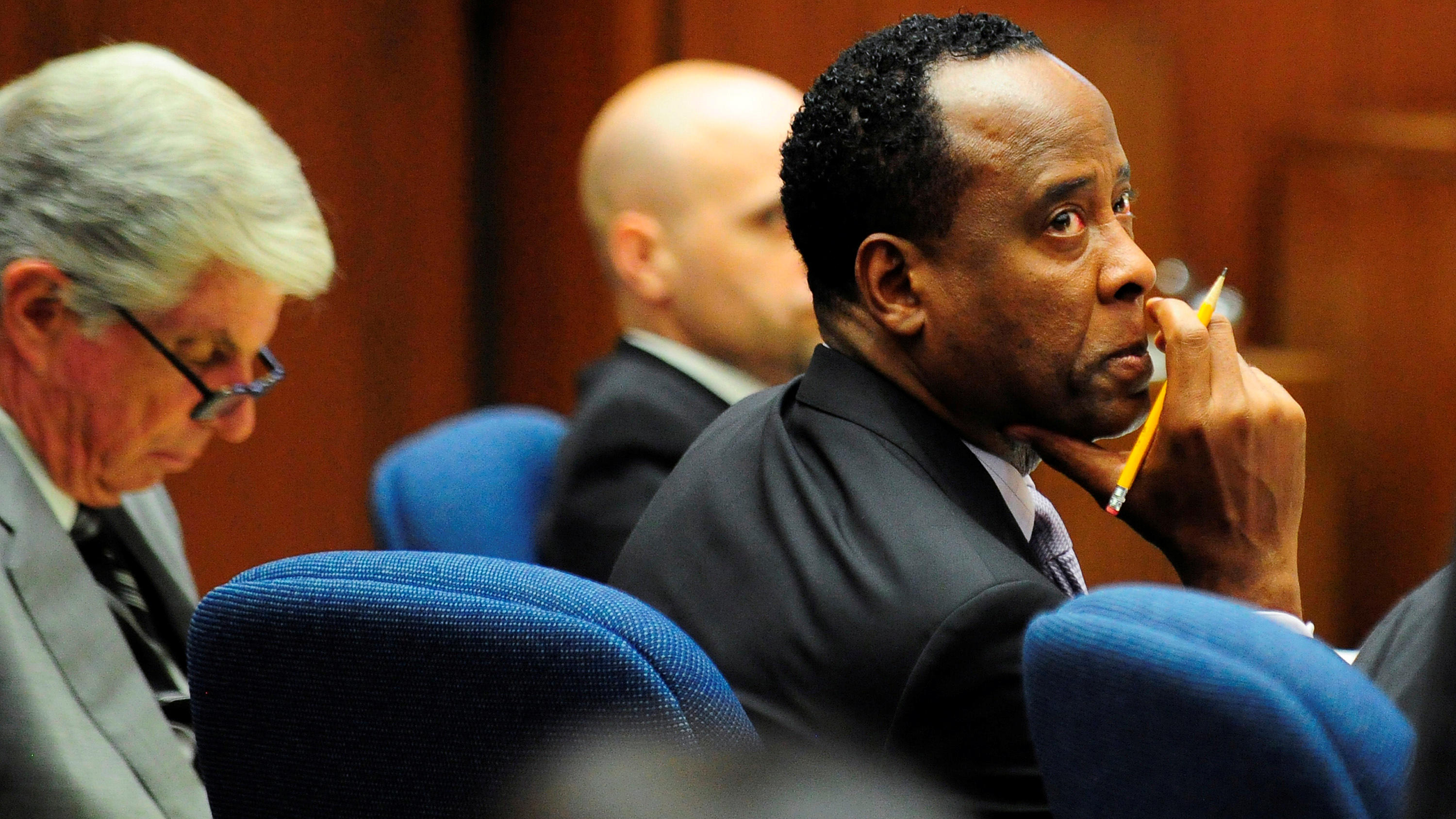 Michael Jackson: Zum 10. Todestag hier die verrücktesten Verschwörungstheorien FILE PHOTO: Dr. Conrad Murray watches the proceedings during his trial in the death of pop star Michael Jackson, in Los Angeles October 12, 2011. At left is his attorney J. Michael Flanagan. REUTERS/Robyn Beck/Pool/File Photo PLEASE SEARCH "FROM THE
