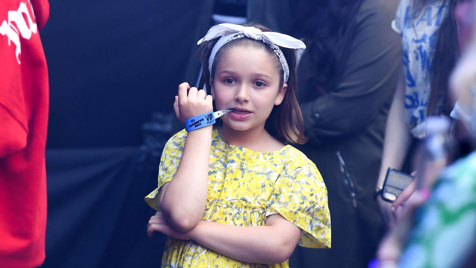 Harper Beckham zeigt sich mit Nicola Peltz - und sieht schon aus wie eine Lady! Harper Beckham wird langsam erwachsen. So klein wie auf dem Foto ist sie nicht meh