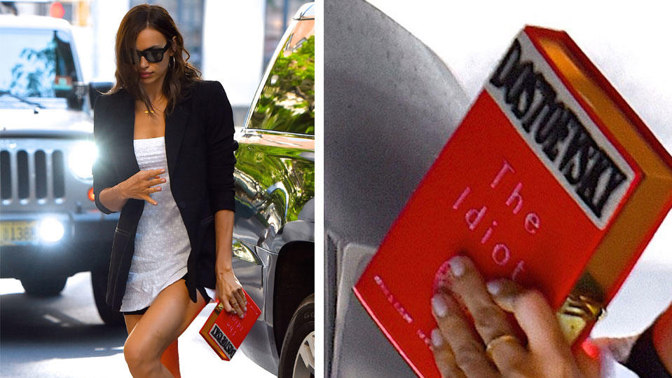 Irina Shayk: Subtile Botschaft an ihren Ex Bradley Cooper? Irina Shayk in New York mit einer Buchtasche "The Idiot"