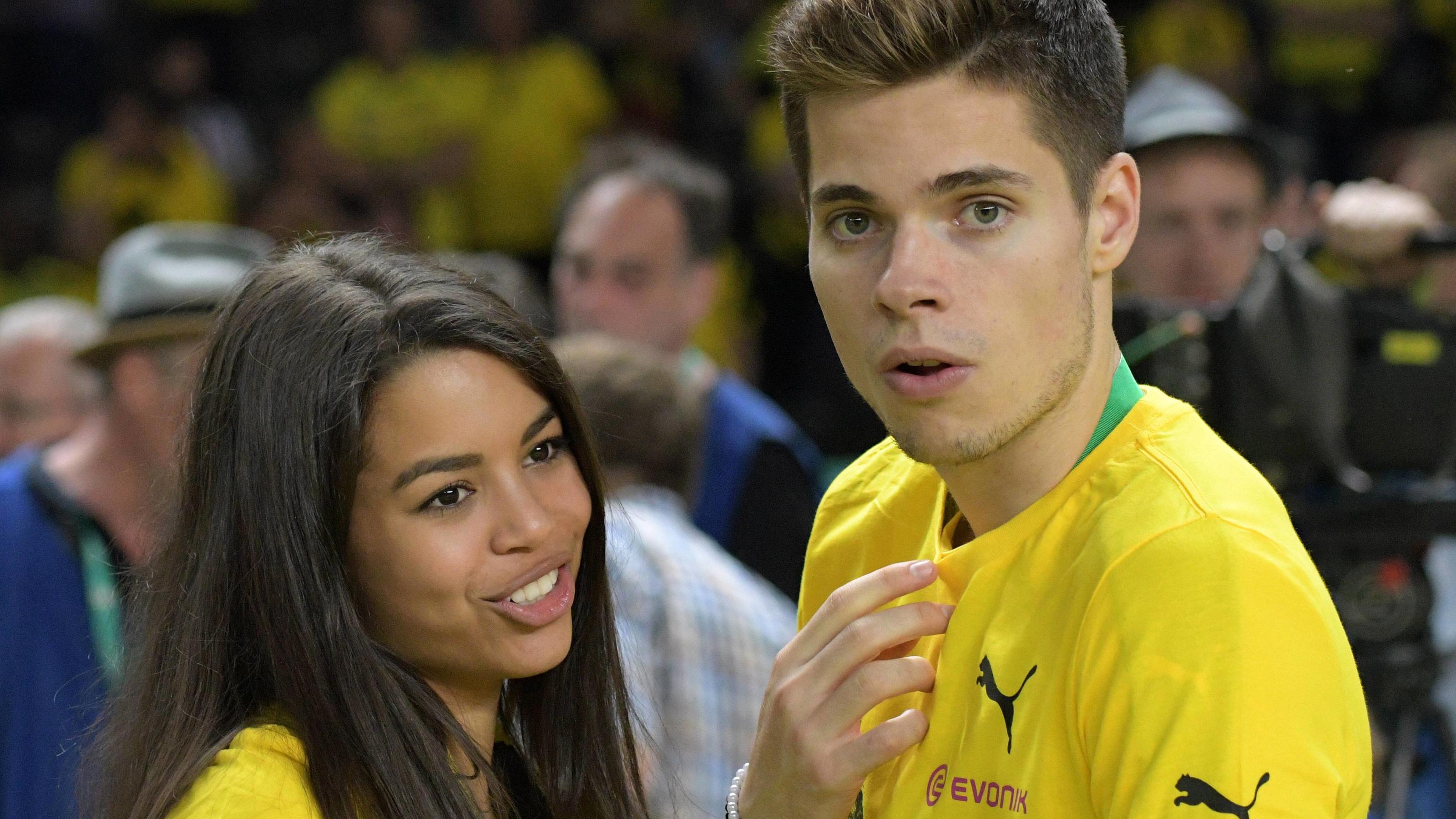 Fußballspieler Julian Weigl hat sich verlobt DFB-Pokalfinale Eintracht Frankfurt - Borussia Dortmund / 27.05.2017 / Julian Weigl (BVB) und seine Freundin Sarah Richmond. HMDFB Cup finals Eintracht Frankfurt Borussia Dortmund 27 05 2017 Julian Weigl Borussia and his Girlfriend Sarah Richmond HM