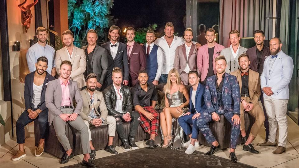 Wer ist im Rennen um Bachelorette Gerda Lewis noch dabei? Wer ist wann ausgeschieden? Diese Männer wollen das Herz der Bachelorette erobern. (hinten v.l.: Marco, Keno, Daniel, Harald, Christian, Tim, Yannic, Jonas, Serkan, Fabio, Matin und Oguzhan. vorne v.l.: Mahmoud, Luca, Fabiano, Jan, David, Bachelorette Gerda, Sebastian, Florian