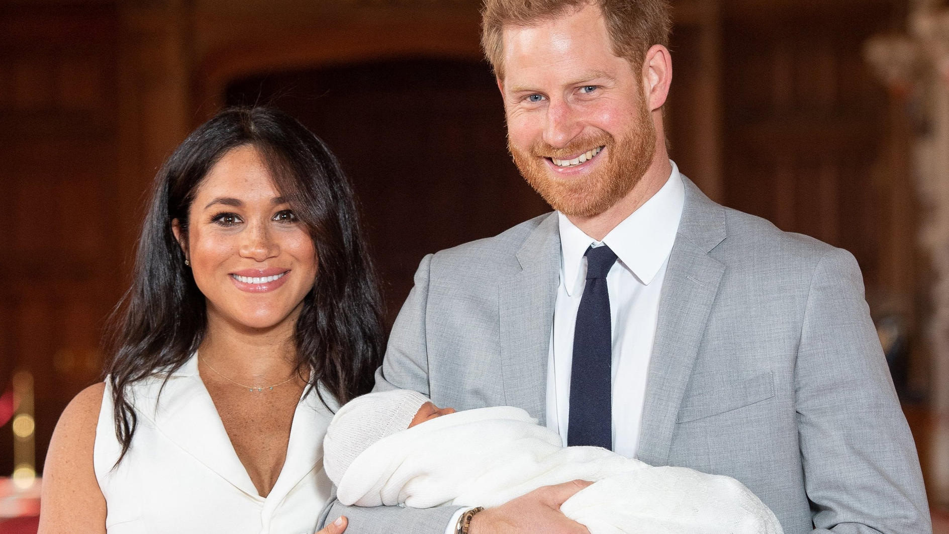 Baby Archie Harrison wird das royale Familien-Taufkleid tragen ARCHIV - 08.05.2019, Großbritannien, Windsor: Prinz Harry von Großbritannien und Meghan, Herzogin von Sussex, halten ihren damals noch namenlosen Sohn in der St. George's Hall im Windsor Castle im Arm. Schon bei ihrer Hochzeit machten Prinz Harry und
