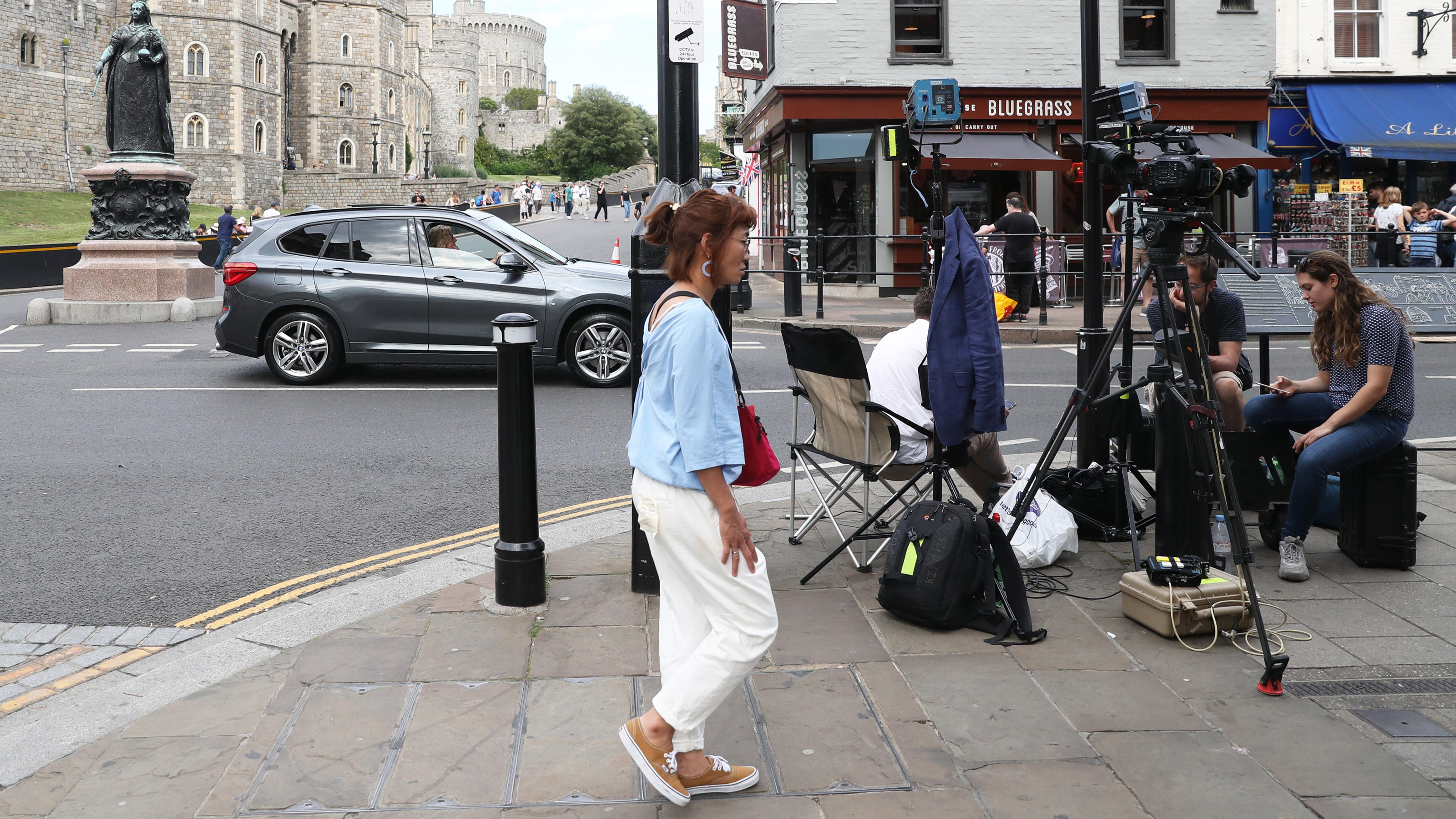 Taufe von Baby Archie: Royal-Fans campen vor der St George's-Kapelle in Windsor Kameraleute vor dem Schloss Windsor zur Taufe von Royal-Baby Archie Harrison