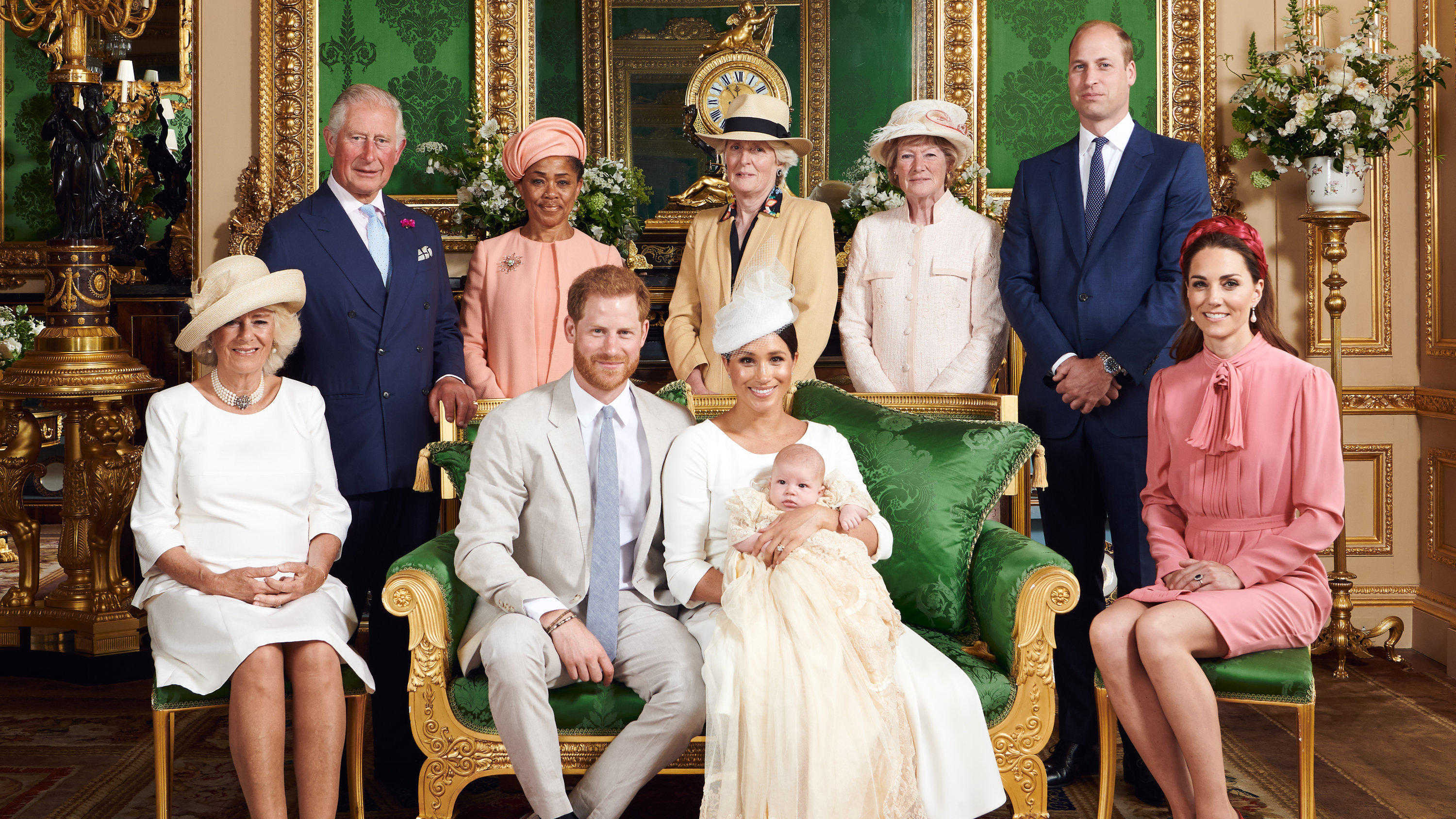 Darum ist Herzogin Meghans Mutter so wichtig: Royal-Experte Michael Begasse erklärt Baby Archies Tauffoto dpatopbilder - HANDOUT - 06.07.2019, Großbritannien, Windsor: Dieses vom britischen Herzog und der Herzogin von Sussex zur Verfügung gestellte Bild zeigt Herzogin Camilla (l-r), den britischen Thronfolger Prinz Charles, Doria Ragland, Prinz Harry, La