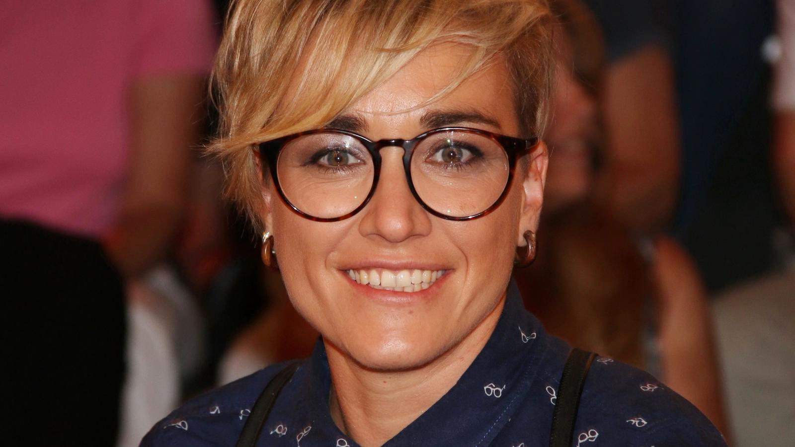 DSDS-Siegerin Elli Erl: „Ich lebe meine Homosexualität total offen aus!“ Elli Erl hat sich mit Anfang 20 geoutet.