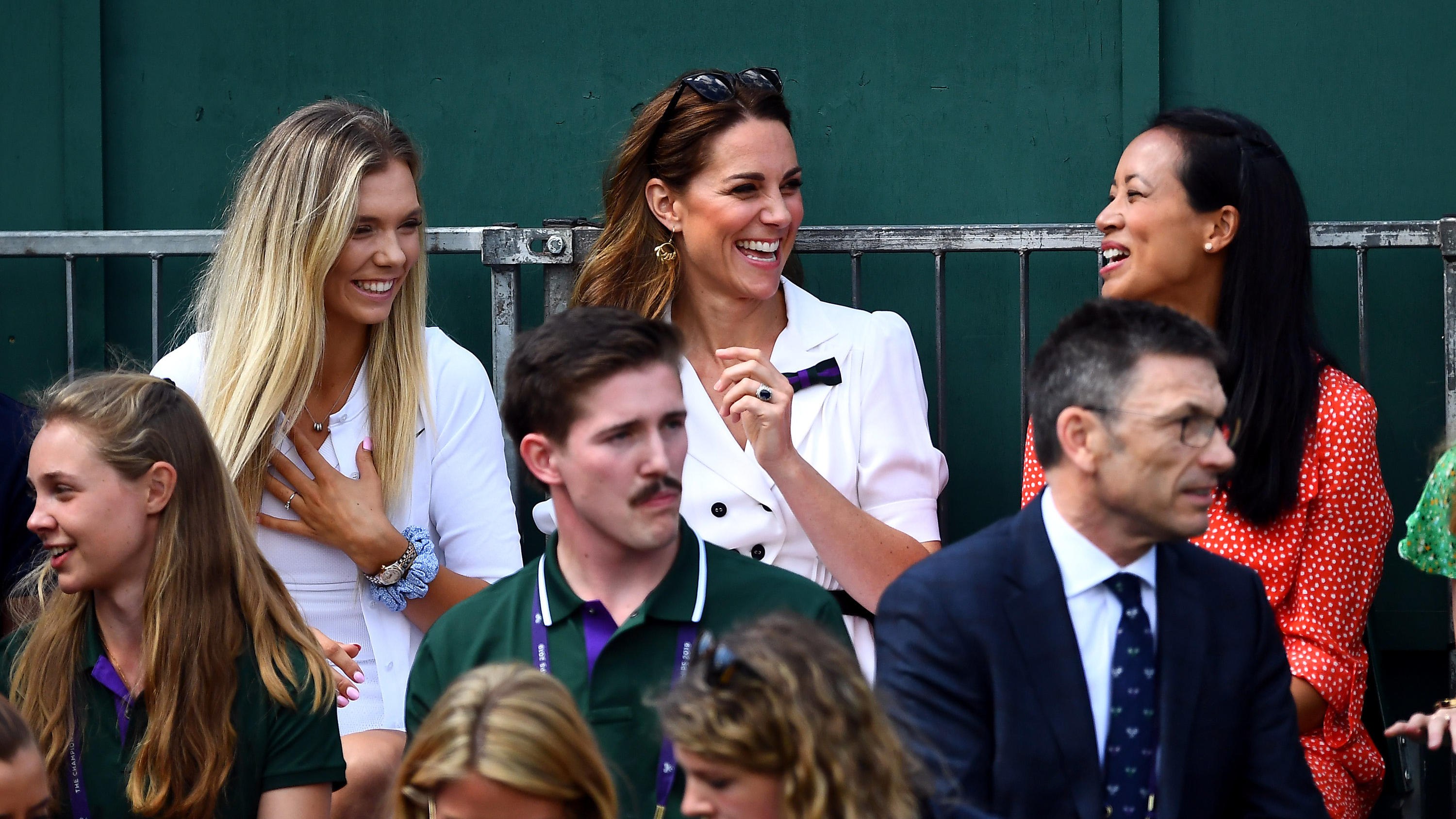 Herzogin Meghan in Wimbledon: Keine Lust auf die anderen Zuschauer 02.07.2019, Großbritannien, London: Tennis: Grand Slam, 1. Runde: Kate (M), Herzogin von Cambridge, sitzt neben Katie Boulter (l), Tennisspielerin aus Großbritannien, und Anne Keothavong, ehemalige Tennisspielerin aus Großbritannien, auf der Zuschaue
