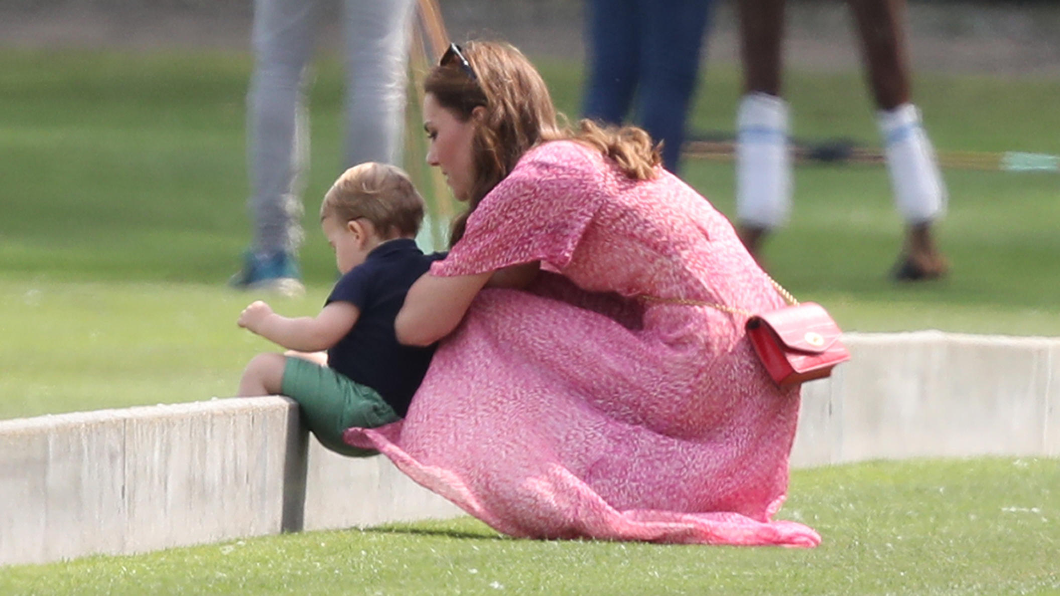 Herzoginnen Meghan und Kate: Familienausflug zum Charity-Polo-Turnier Herzogin Kate mit dem kleinen Prinz Louis bei einem Charity-Polo-Turnier in Surrey.