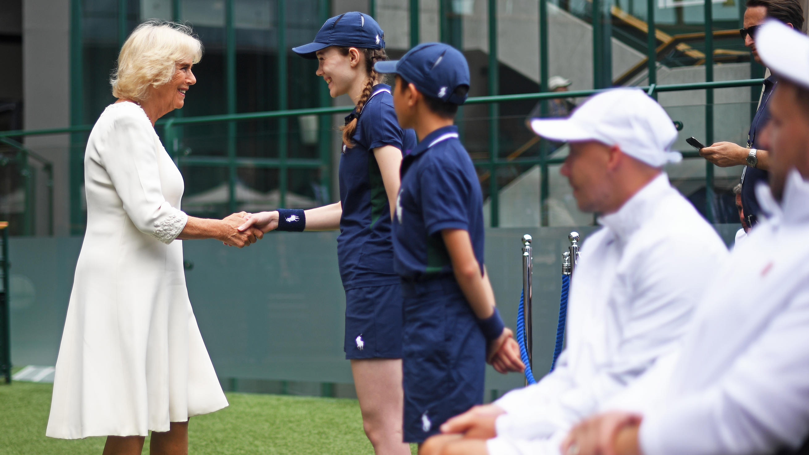 Herzogin Camilla hat Spaß in Wimbledon Camilla begrüßt die Ballmädchen und -jungen