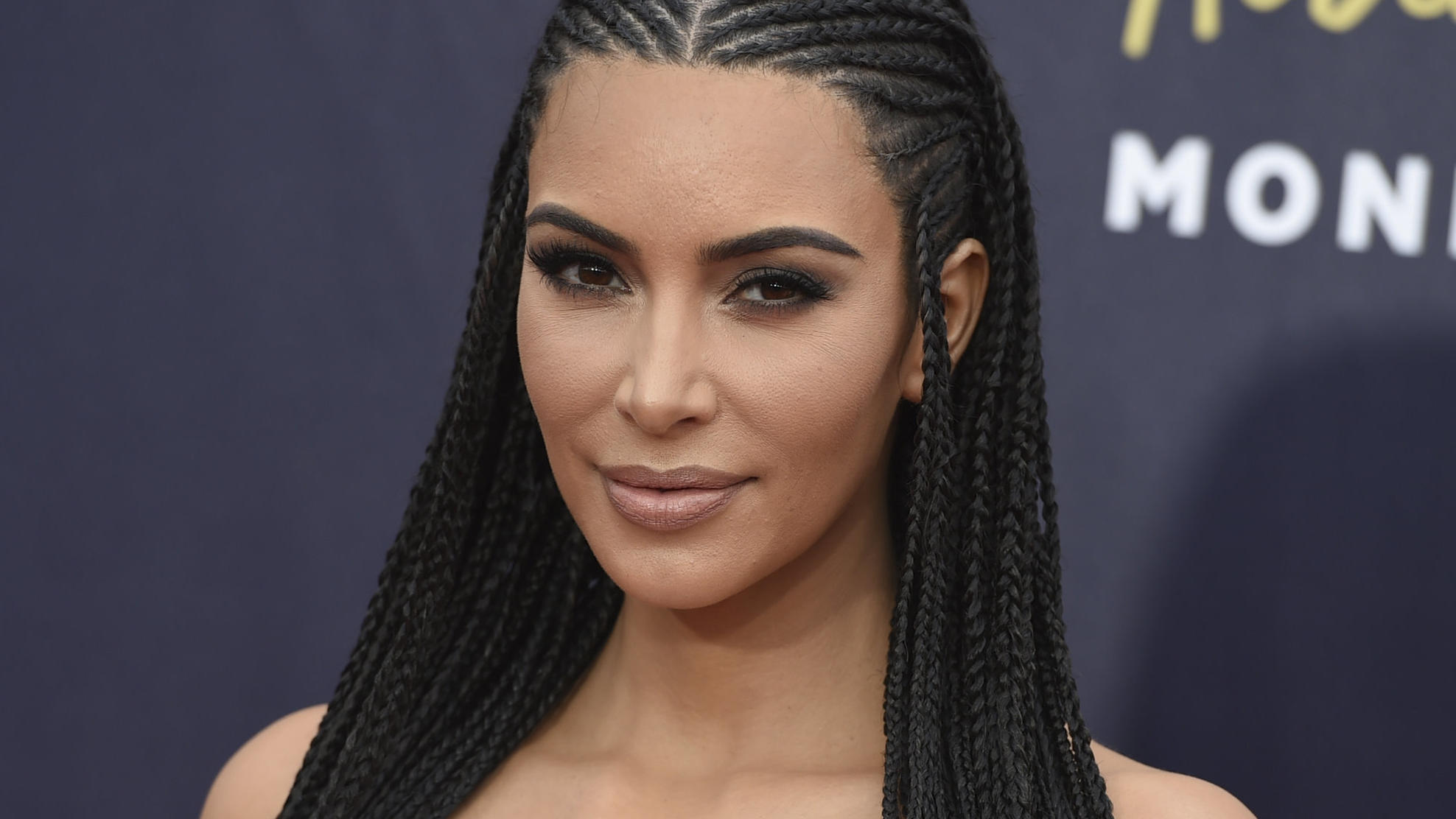 Kim Kardashian: Auf Babyfoto sieht Sohn Psalm aus wie Schwester Chicagos Zwilling Kim Kardashian West postet ein neues Foto von ihrem Sohn Psalm - und das Internet spielt verrückt.