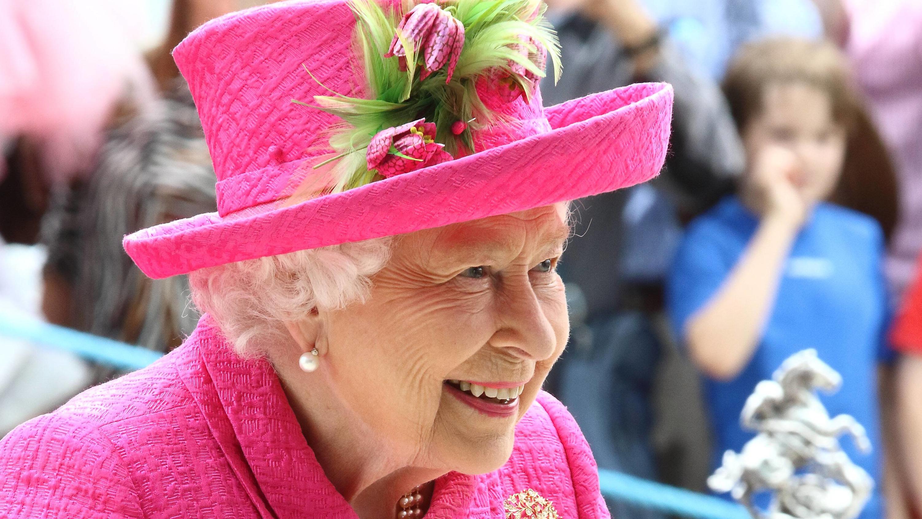 Queen Elizabeth: Erneuter Einbruch in den Buckingham Palast July 9, 2019 - Cambridge, United Kingdom - Queen Elizabeth II officially opens the new Royal Papworth Hospital on the Cambridge Biomedical Campus. She met with staff and patients during her visit, as well as seeing some of the facilities at the world
