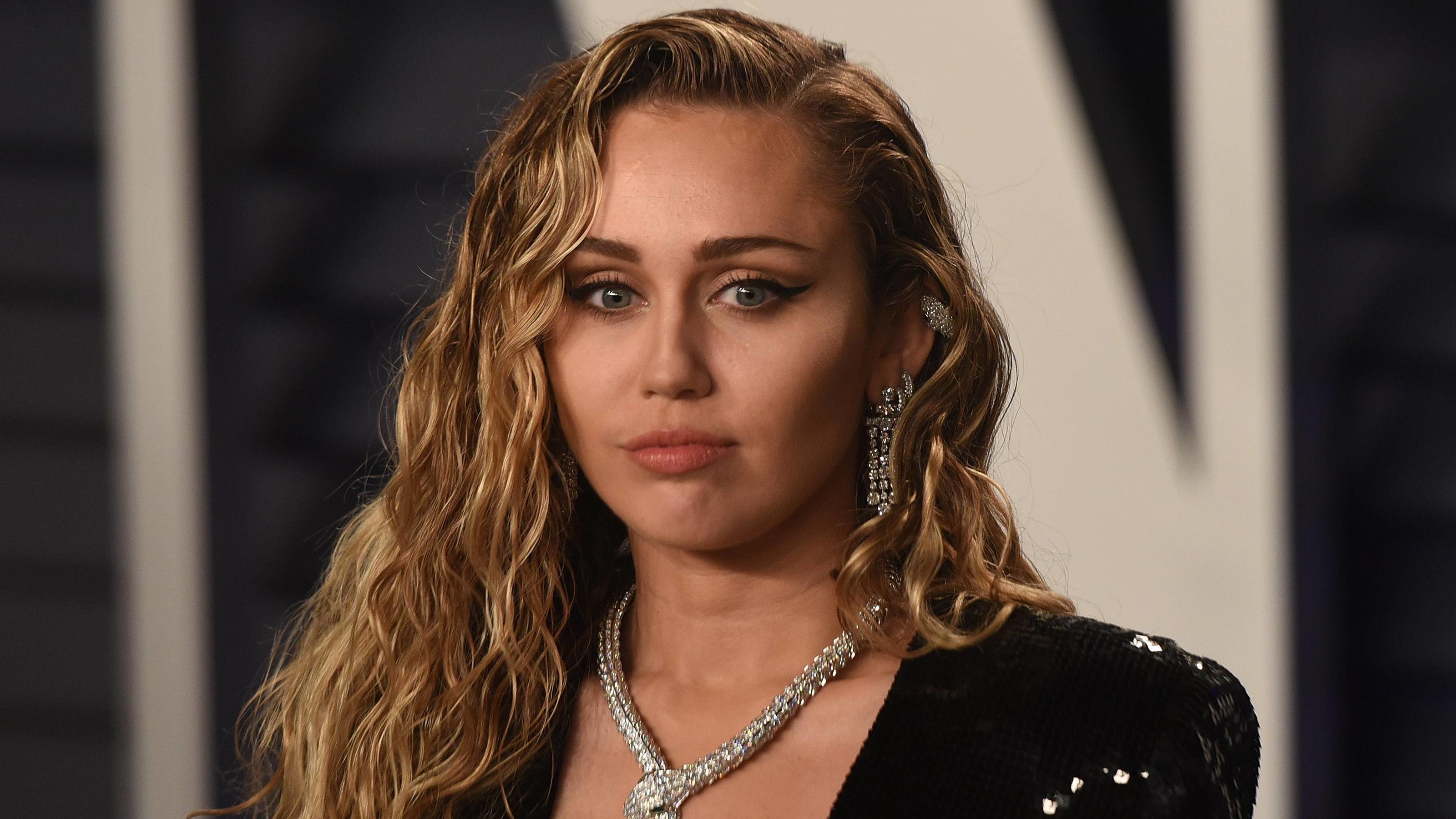 Miley Cyrus trauert: Ihr Schweinchen "Pig Pig" ist gestorben February 24, 2019 - Los Angeles, CA, USA - BEVERLY HILLS, CALIFORNIA - FEBRUARY 24: Miley Cyrus attends 2019 Vanity Fair Oscar Party at Wallis Annenberg Center for the Performing Arts on February 24, 2019 in Beverly Hills, California. Photo: imageSPA