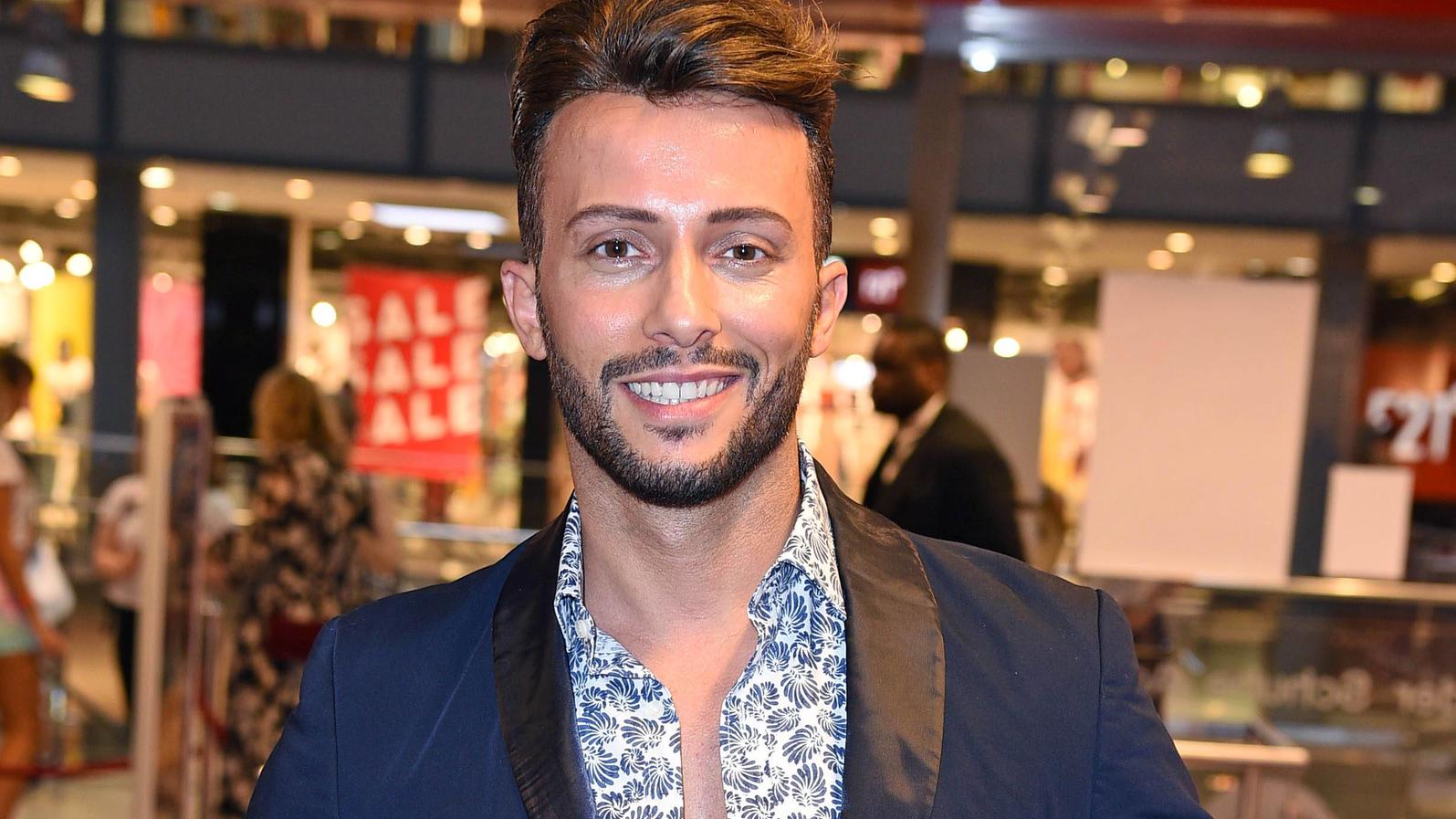 Domenico De Cicco: Happy als Mitarbeiter des Monats Domenico de Cicco beim TK Maxx Late Night Shopping Event in den Potsdamer Platz Arkaden in Berlin am 12.06.2019 *** Domenico de Cicco at the TK Maxx Late Night Shopping Event at the Potsdamer Platz Arkaden in Berlin on 12 06 2019