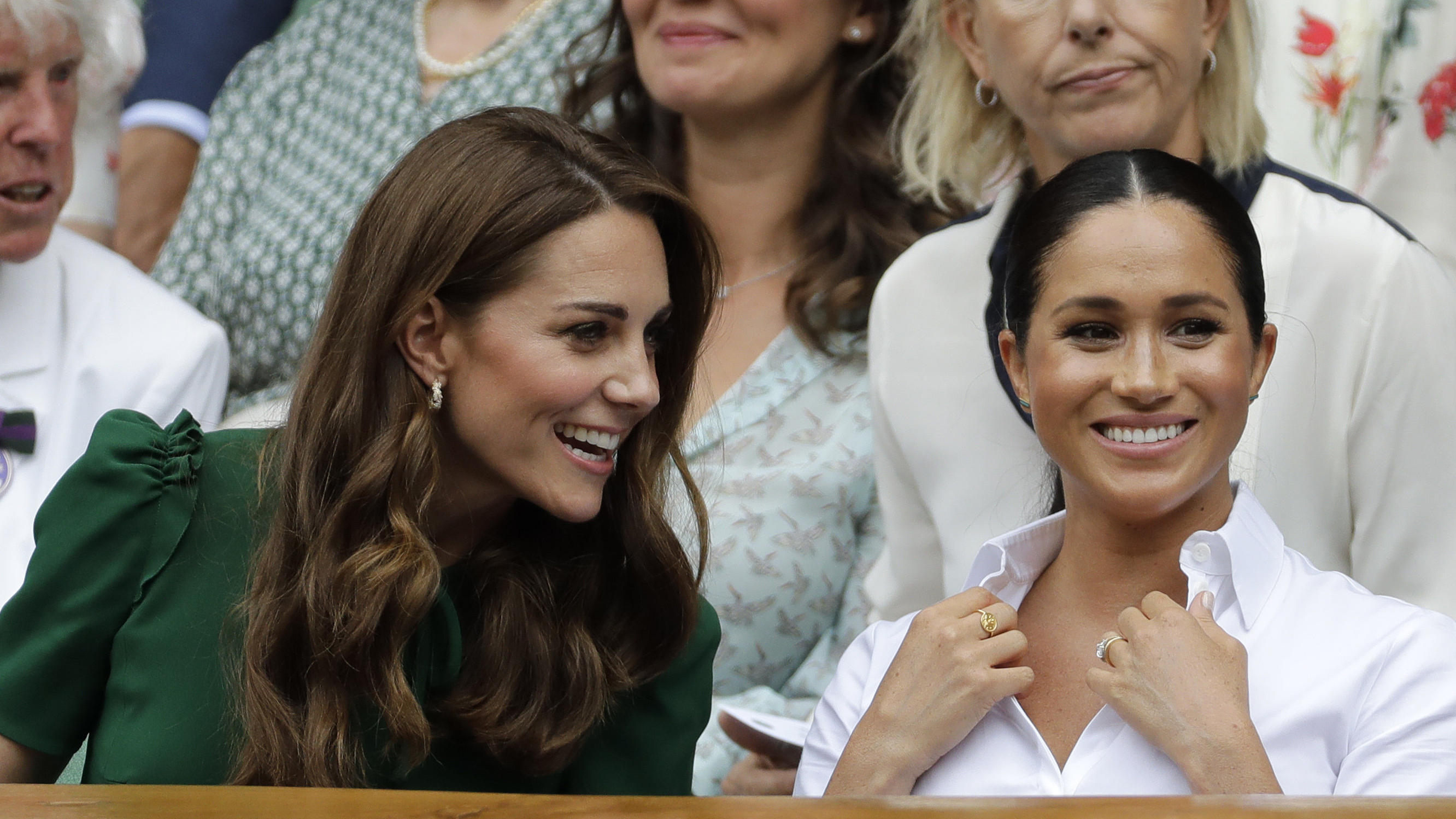Herzoginnen Kate und Meghan: Erneuter gemeinsamer Ausflug 13.07.2019, Großbritannien, London: Tennis: Grand Slam/WTA-Tour - Wimbledon, Einzel, Damen, Finale, S. Williams (USA) - Halep (Rumänien) : Kate (l), Herzogin von Cambridge, und Meghan, Herzogin von Sussex, lachen während des Matches. Foto: Ben Curtis