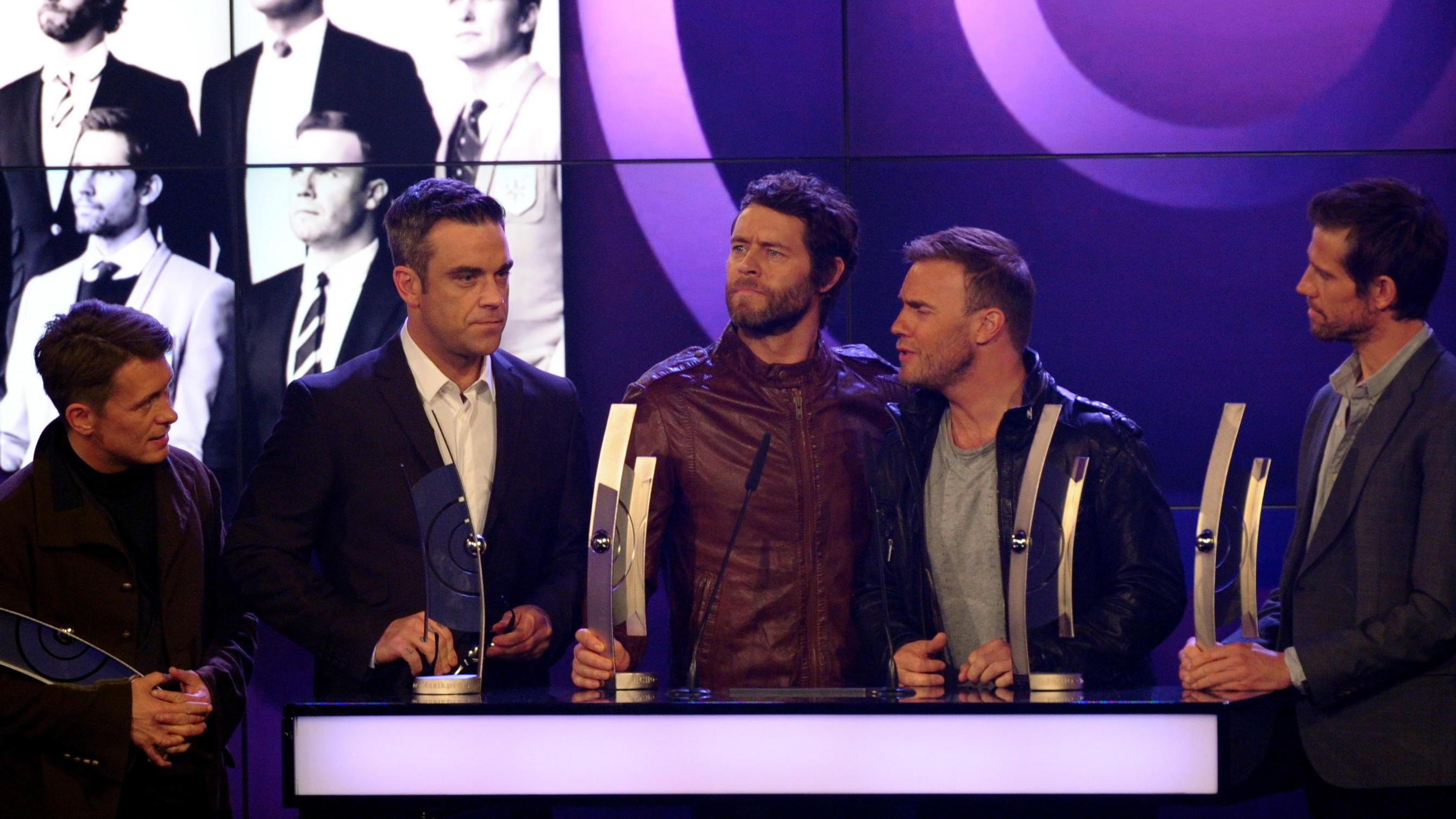 Robbie Williams konnte fast drei Jahre nicht das Haus verlassen Take That 2011 wiedervereint mit allen fünf Bandmitgliedern: v.l.n.r Mark Owen, Robbie Williams, Howard Donald, Gary Barlow und Jason Orange.