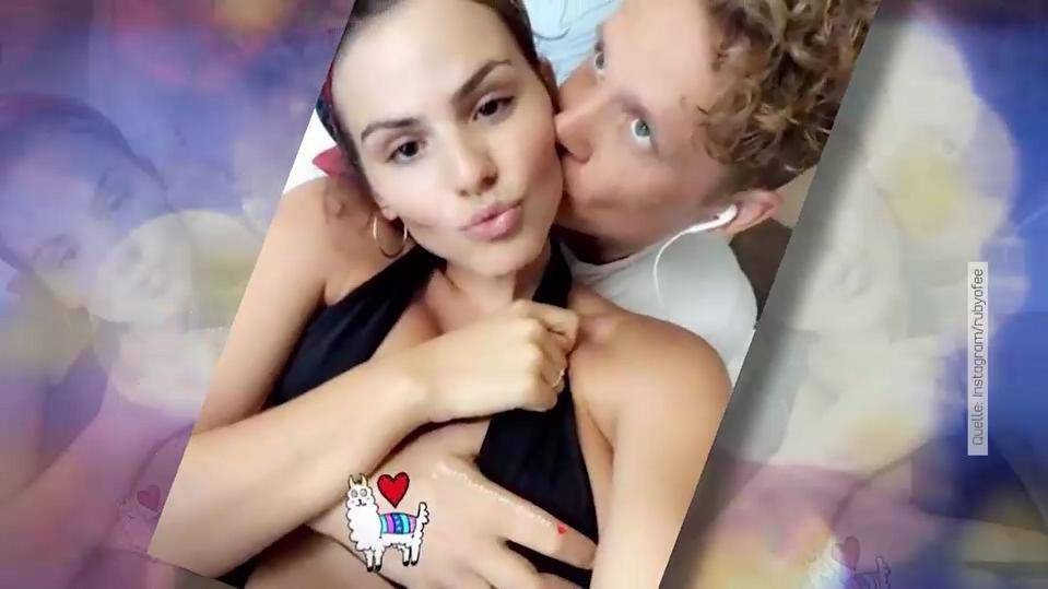 Matthias Schweighöfer hat Ruby O. Fees Brust im Griff Holla die Waldfee: Matthias Schweighöfer legt Hand an