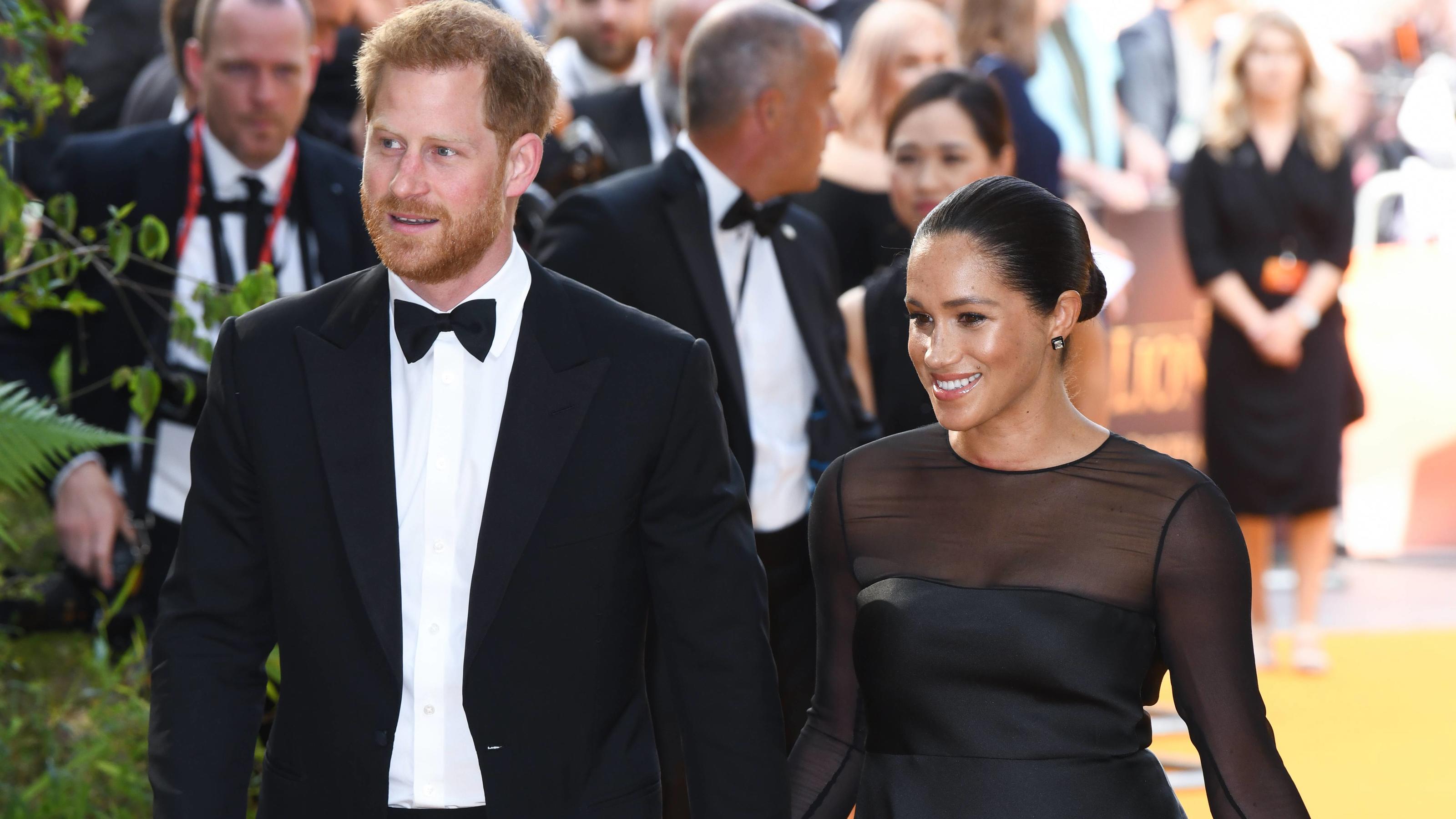 „König der Löwen“ mit Prinz Harry & Herzogin Meghan: Filmstar enthüllt Vorschriften Harry und Meghan erschienen bei der Filmpremiere von "König der Löwen" in London.