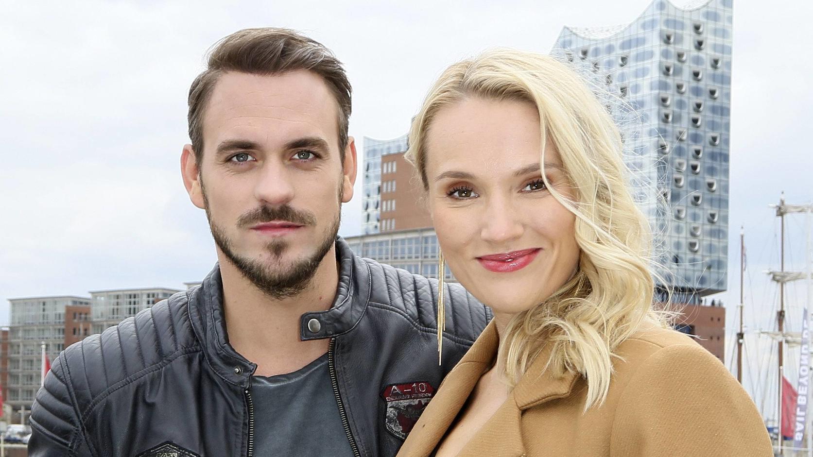 Anna Hofbauer & Marc Barthel: Baby Leo ist da! Marc Barthel und Anna Hofbauer beim Fototermin am Set der ZDF TV-Serie Notruf Hafenkante - Die Pokerprinzessin im City Sporthafen. Hamburg, 11.04.2019. *** Marc Barthel and Anna Hofbauer at the photo shoot on the set of the ZDF TV series Emergency ca