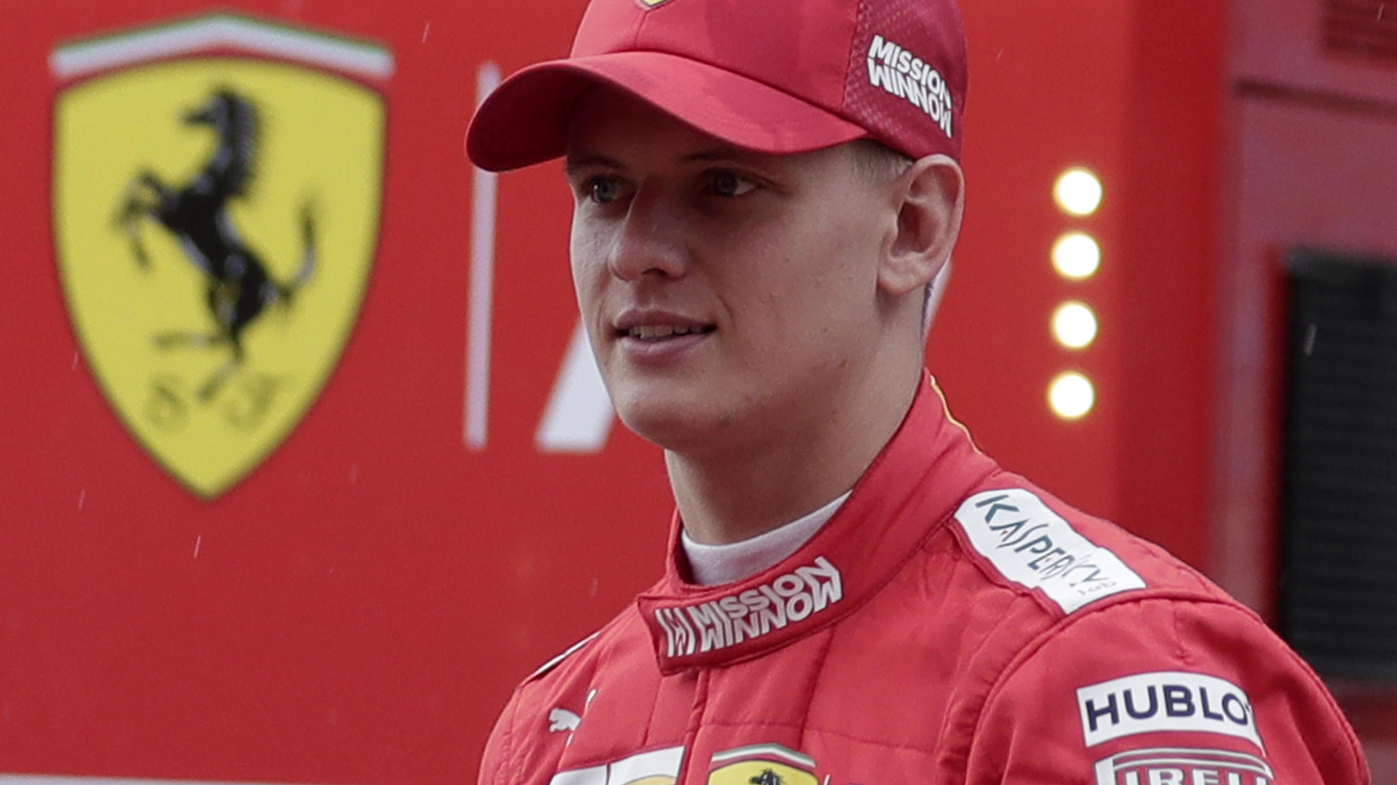 Mick Schumacher schreibt über Beziehung zu Papa Michael ARCHIV - 02.04.2019, Bahrain, Sakhir: Mick Schumacher, Rennfahrer aus Deutschland, geht zur Box im Rahmen seiner ersten Testfahrt im Formel-1-Ferrari. (zu dpa: «Sound der Vergangenheit»: Zeitreise mit Schumacher jr.) Foto: Hassan Ammar/AP/dpa +++ dpa