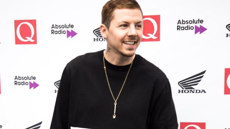 Professor Green: Bühnenrückkehr nach Wirbelbruch Professor Green: Bühnenrückkehr nach Wirbelbruch