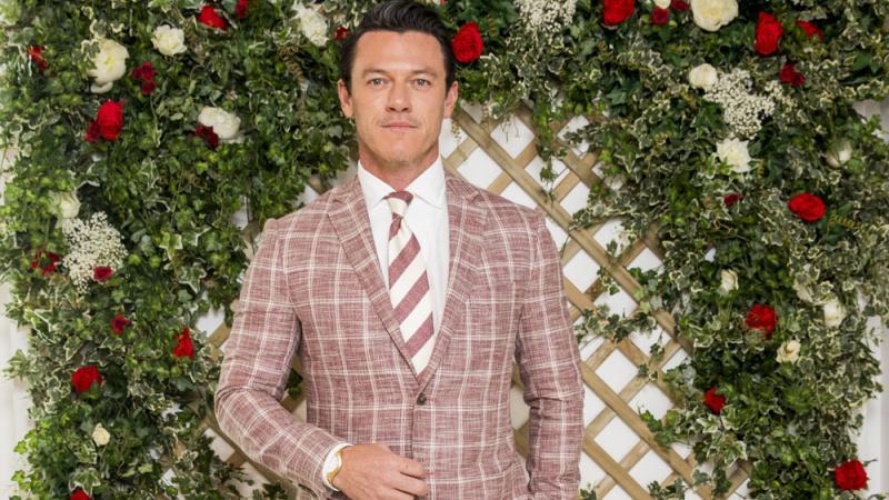 Luke Evans modelt für Versaces neue Brillen-Kampagne Luke Evans in Versaces neuester Brillen-Kampagne