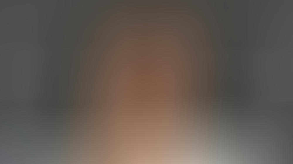 Cardi B führt mit US-Demokrat Bernie Sanders ein Interview im Nagelstudio Cardi B interviewt Bernie Sanders im Nagelstudio