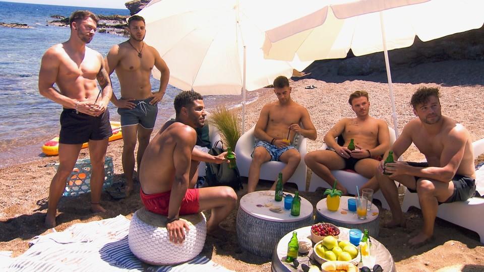 Dreier? Sex-Talk unter freiem Himmel? Die Bachelorette-Jungs lassen vor Gerda die Hosen runter Hier ahnen die Jungs noch nicht, was sie bei ihrem Strand-Date erwartet
