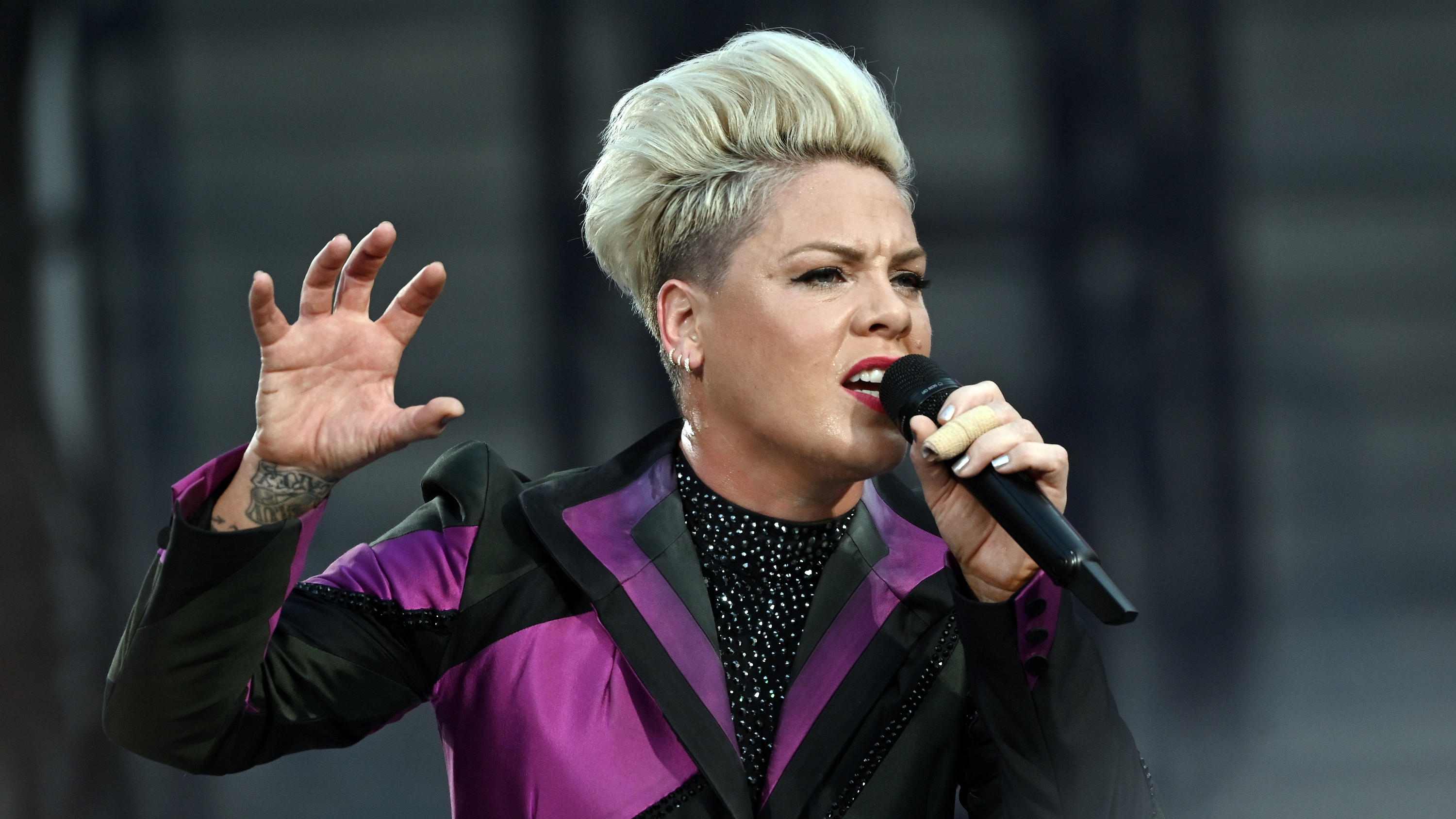 Pink: Flugzeug ihrer Crew fängt bei Landung Feuer - Ursache unklar 05.07.2019, Nordrhein-Westfalen, Köln: Die US-amerikanische Pop-Rock-Sängerin Pink steht bei einem Konzert im RheinEnergieStadion auf der Bühne. Pink wird noch bei sechs weiteren Konzerten in Deutschland zu sehen sein. Foto: Henning Kaiser/dpa - ACH