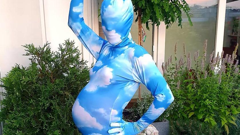 Wolke Hegenbarth hüllt sich und ihren Babybauch in eine riesige Wolke Welcher Star verbirgt sich unter diesem kuriosen Kostüm? Der Babybauch und das Wolkenmotiv geben einen heißen Tipp.