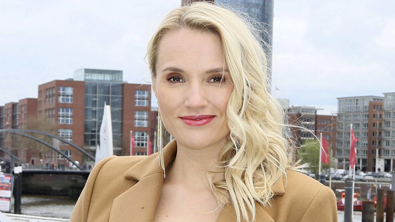 Ex-Bachelorette Anna Hofbauer: Wahnsinn, wie ähnlich ihr Mama & Schwester sind! Anna Hofbauer beim Fototermin am Set der ZDF TV-Serie Notruf Hafenkante - Die Pokerprinzessin im City Sporthafen. Hamburg, 11.04.2019. *** Anna Hofbauer at a photo shoot on the set of the ZDF TV series Emergency call Harbour edge The Poker Princess i