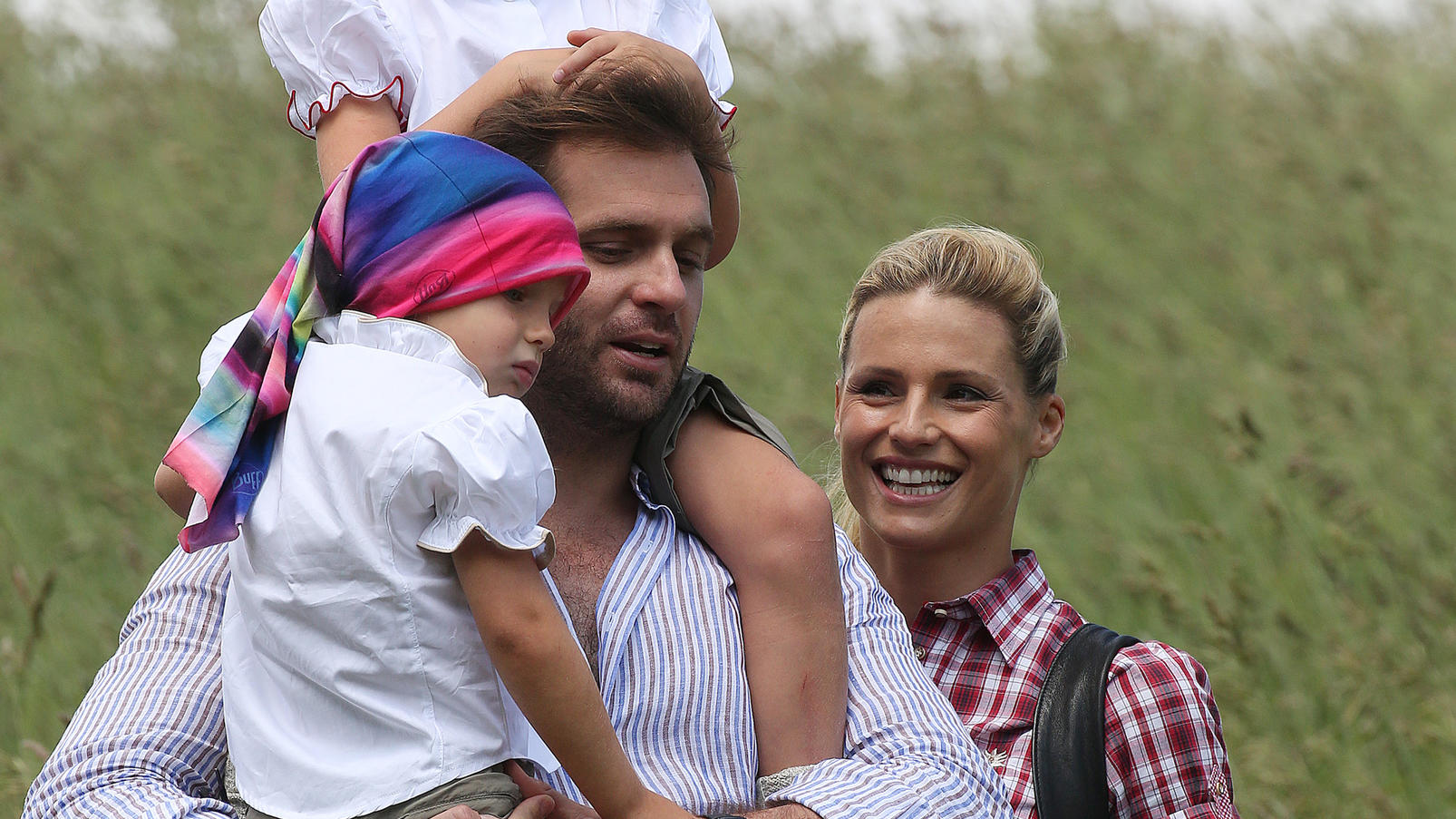 Michelle Hunziker: Totales Mama-Glück beim Urlaub in den Bergen Michelle Hunziker ist mit ihrem Mann Tomaso Trussardi und ihren Töchtern in den Bergen von San Cassiano unterwegs.