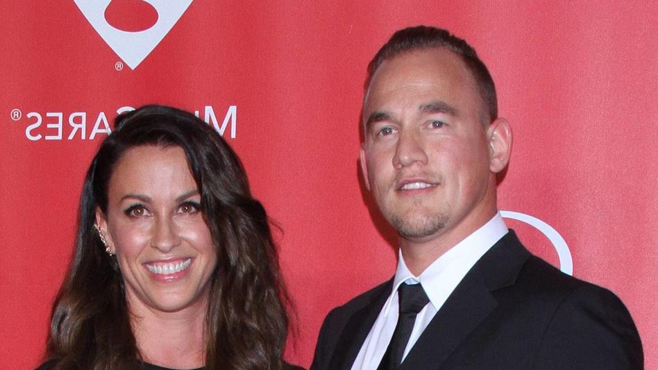 Alanis Morissette: Baby-News! Sängerin wird mit 45 noch einmal Mama February 6, 2015 - Los Angeles, CA, United States - 6 February 2015 - Los Angeles, California - Mario Treadway, Alanis Morissette. 2015 MusiCares Person Of The Year Gala Honoring Bob Dylan held at the Los Angeles Convention Center. Photo Credit: AdMe