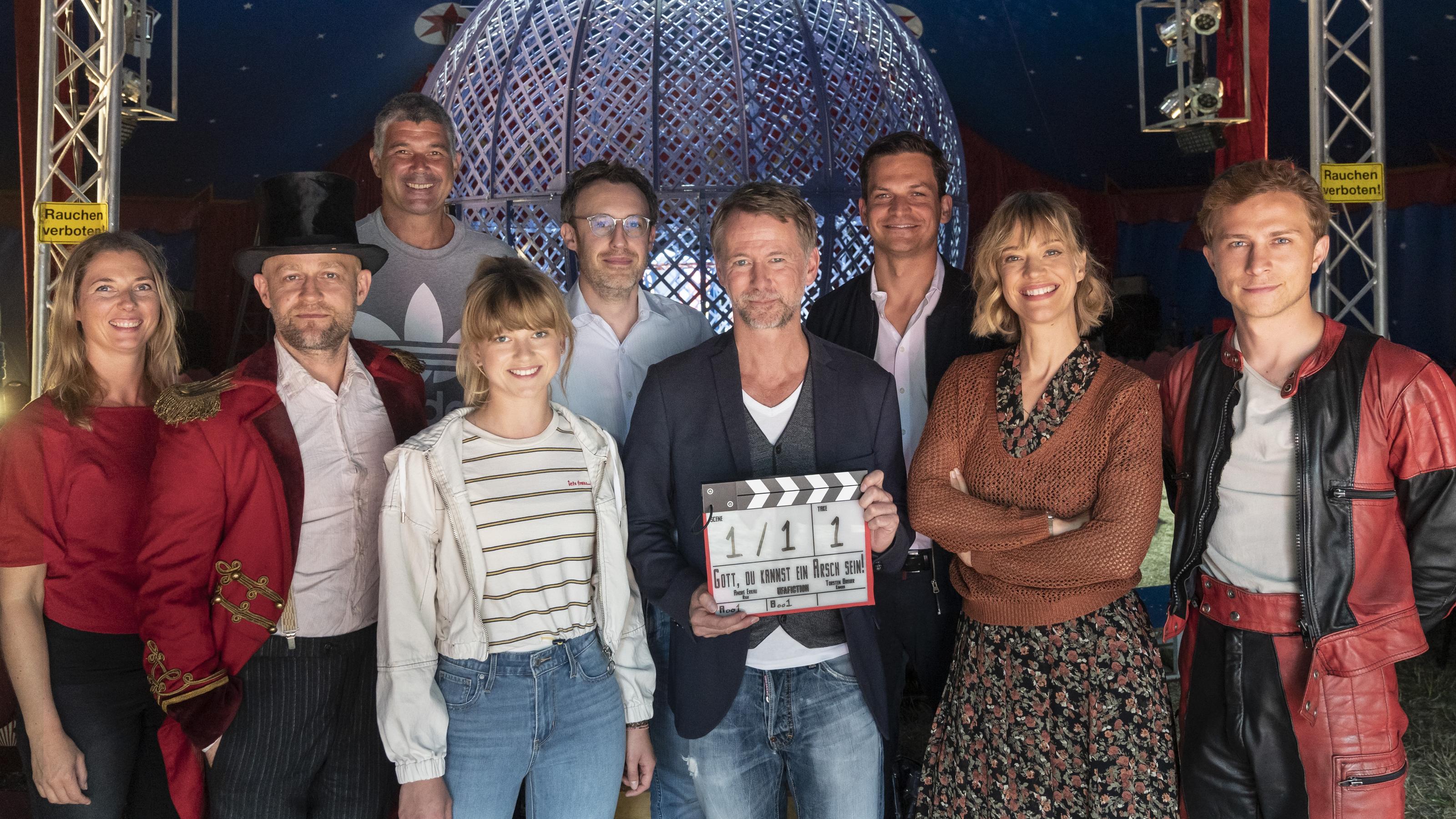 RTL bringt „Gott, du kannst ein Arsch sein" in die Kinos Viola-Franziska Bloess (Producerin UFA FICTION), Jürgen Vogel, Tommy Wosch (Drehbuchautor & Produzent UFA FICTION), Sinje Irslinger, Philipp Steffens (Executive Producer RTL), Regisseur André Erkau, Max Conradt (Head of German Feature Film & Co-Produ