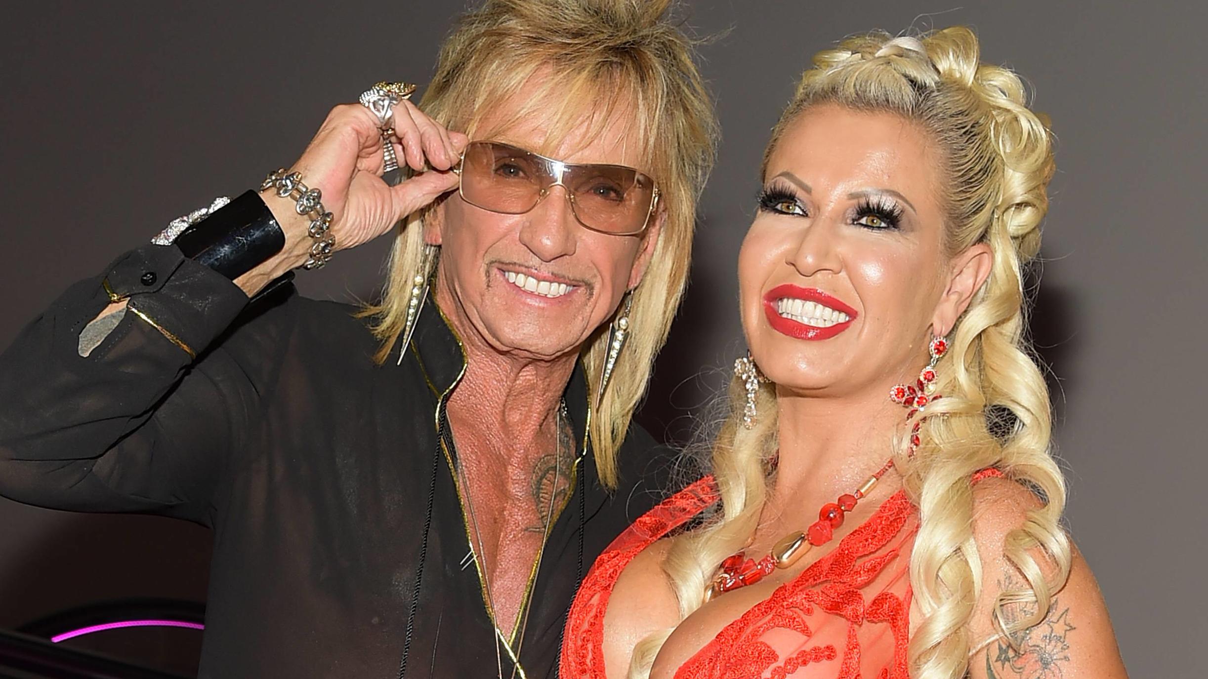 Bert Wollersheim startet Puff-Facebook fürs Rotlichtmileu Premiere Tal der Sorpione Bert Wollersheim mit Ehefrau Ginger Costello Ankunft zur Filmpremiere - Tal der Skorpione - in Berlin am 17.06.2019 *** Premiere Tal der Sorpione Bert Wollersheim with wife Ginger Costello Arrival at the film premiere Tal de