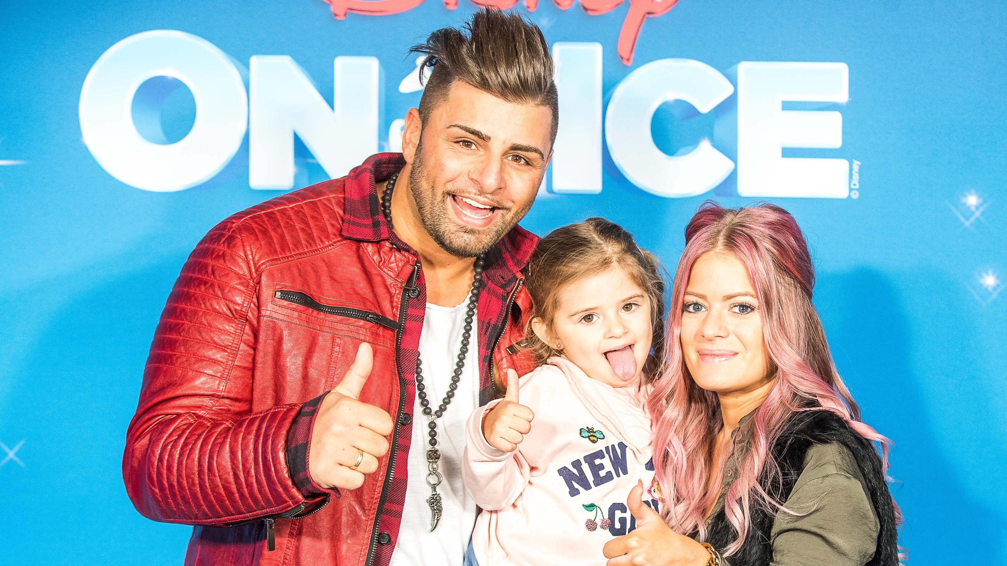 Severino Seeger: Geldnot? Ex-DSDS-Sieger verkauft Nudeln in Imbiss-Bude Die Show - Disney on Ice - am 04. November 2017 in der Lanxess Arena in Köln. Severino Seeger mit seiner Frau Rea und Tochter Show - Disney on Ice in Köln *** the Show Disney ON ICE at 04 November 2017 in the Lanxess Arena in Cologne Severino Seeger