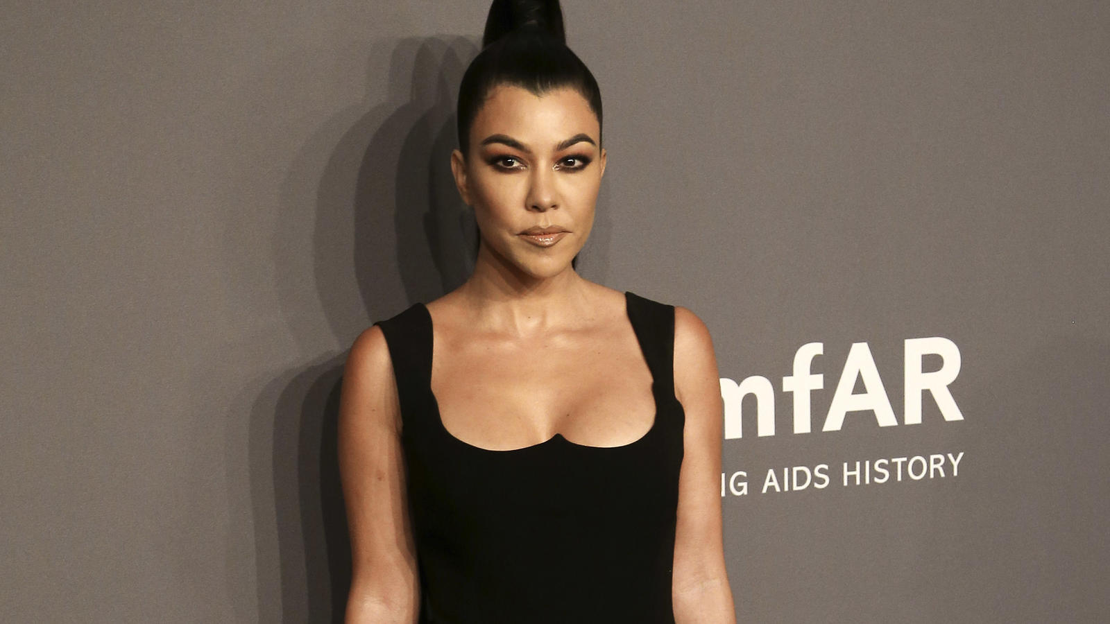 Kourtney Kardashian zeigt offen ihre Dehnungsstreifen Kourtney Kardashian bei der AmfaR-Gala 2019.